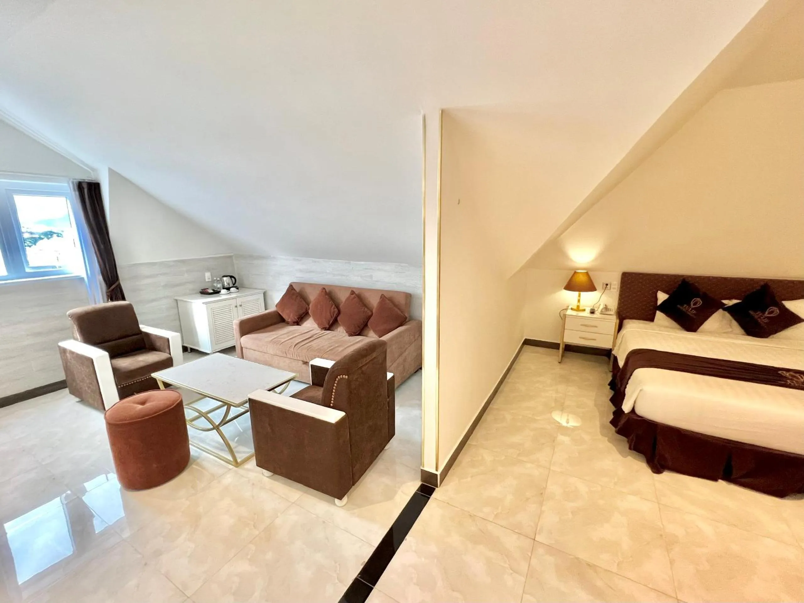 Bed in Tulip City View