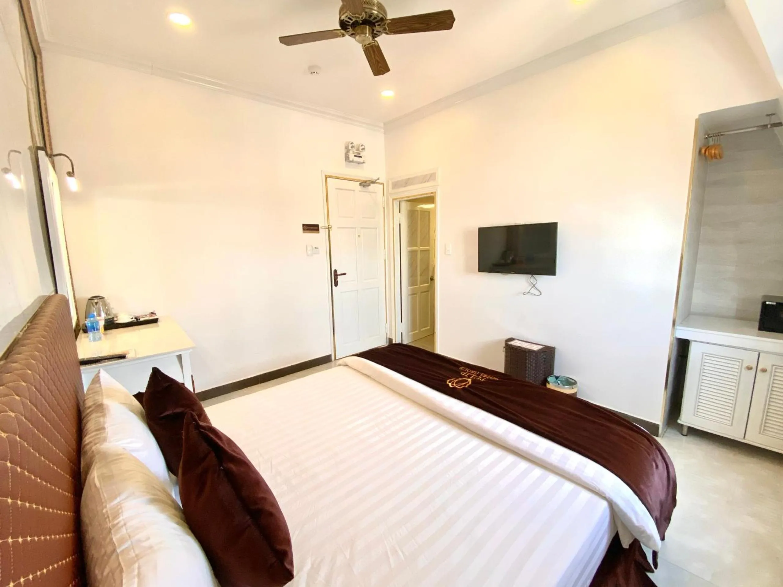 Bed in Tulip City View