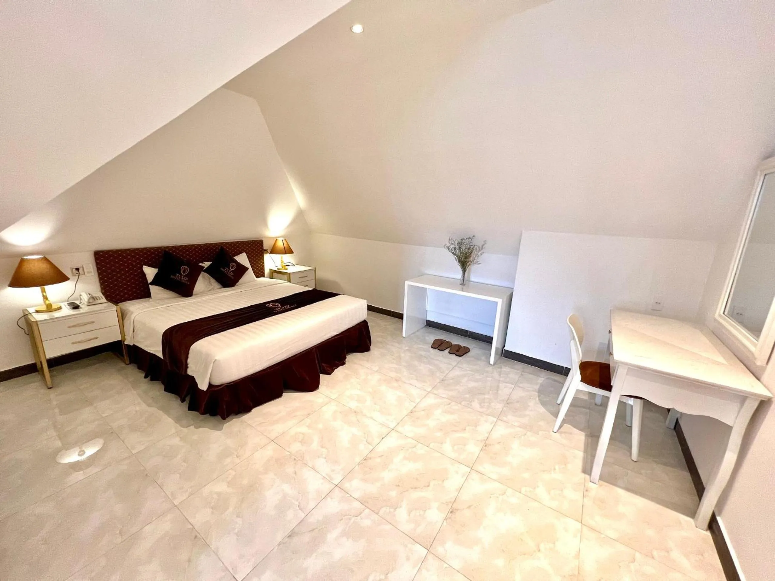 Bed in Tulip City View