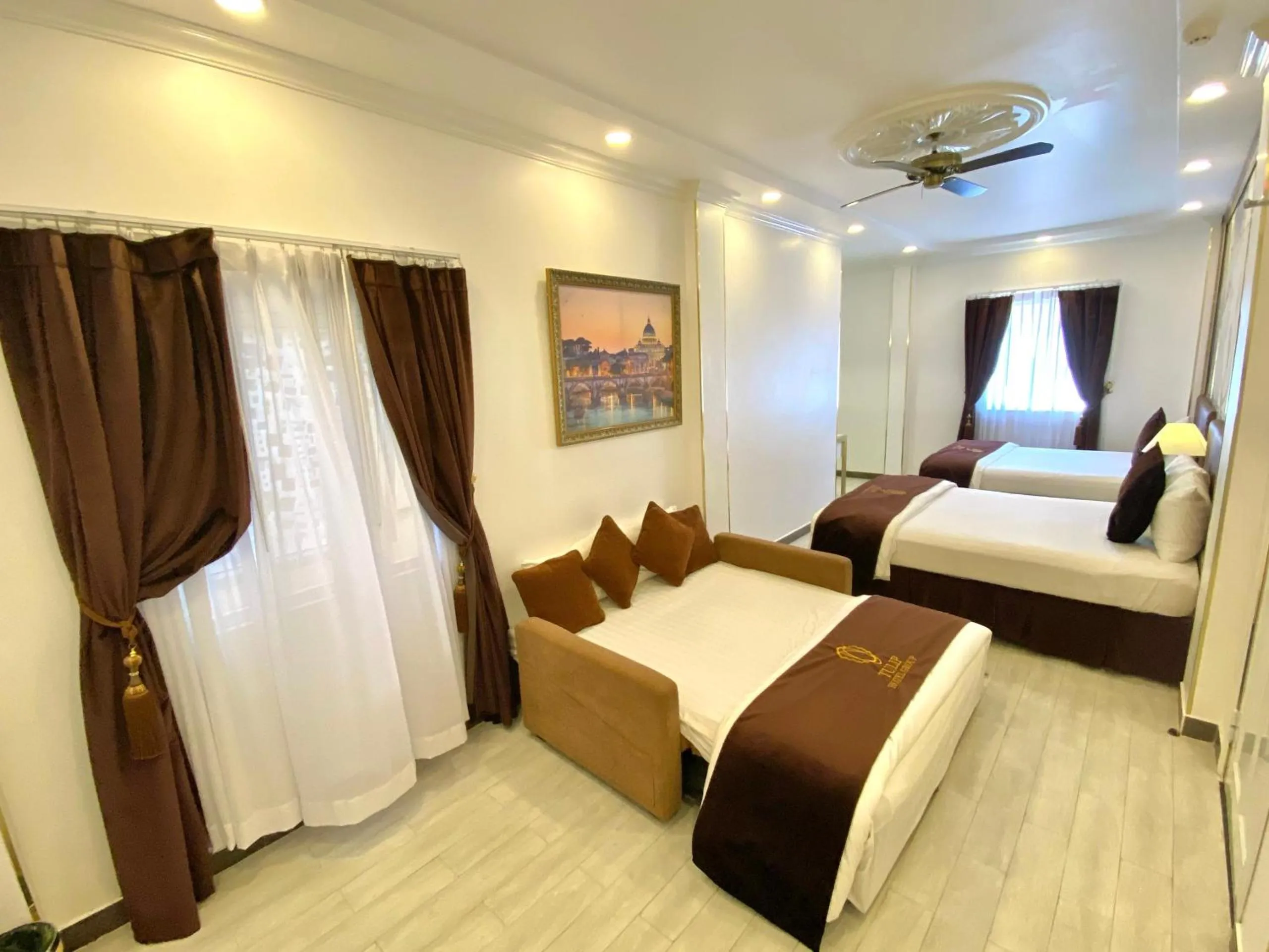 Bed in Tulip City View