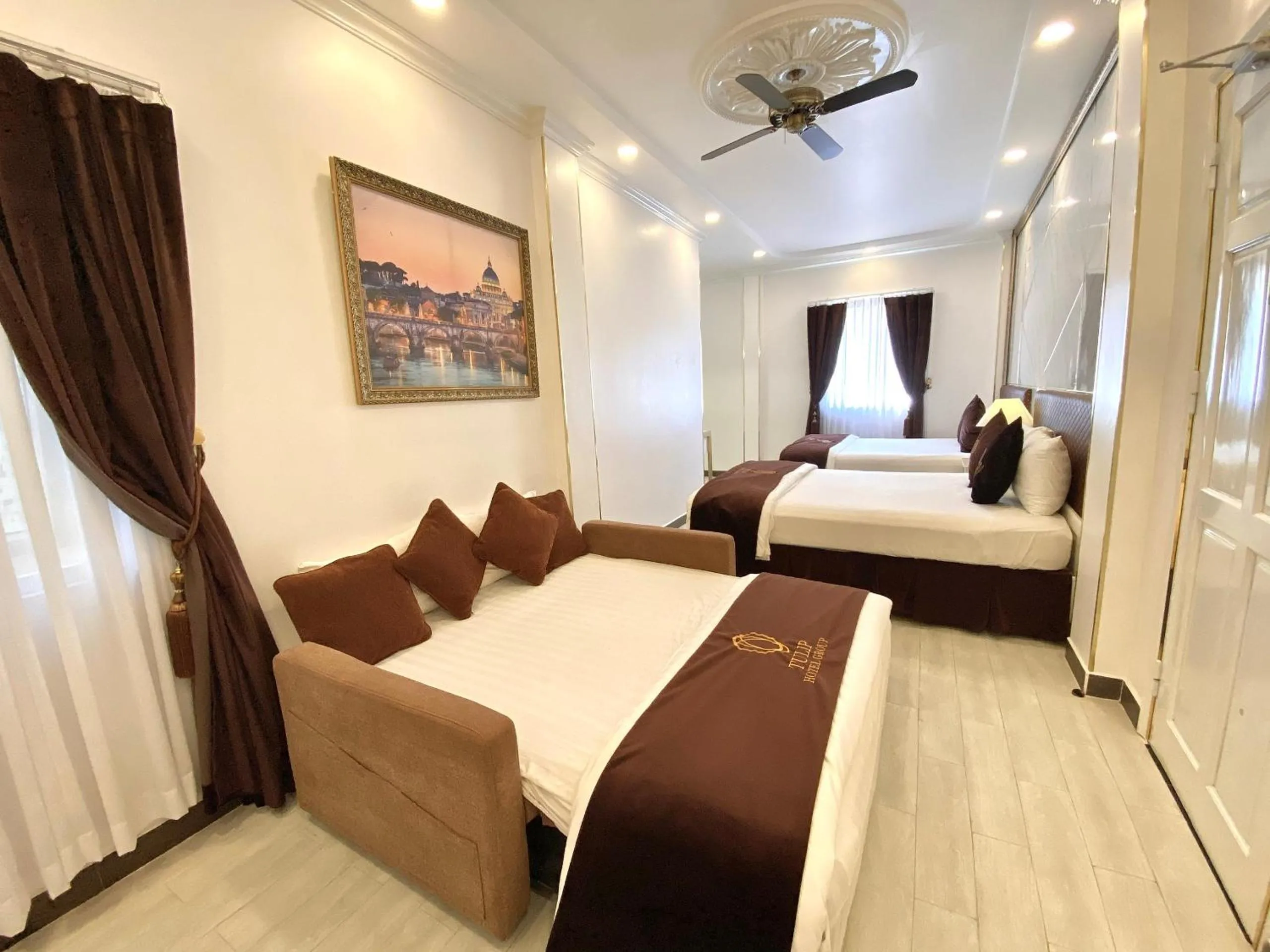 Bed in Tulip City View