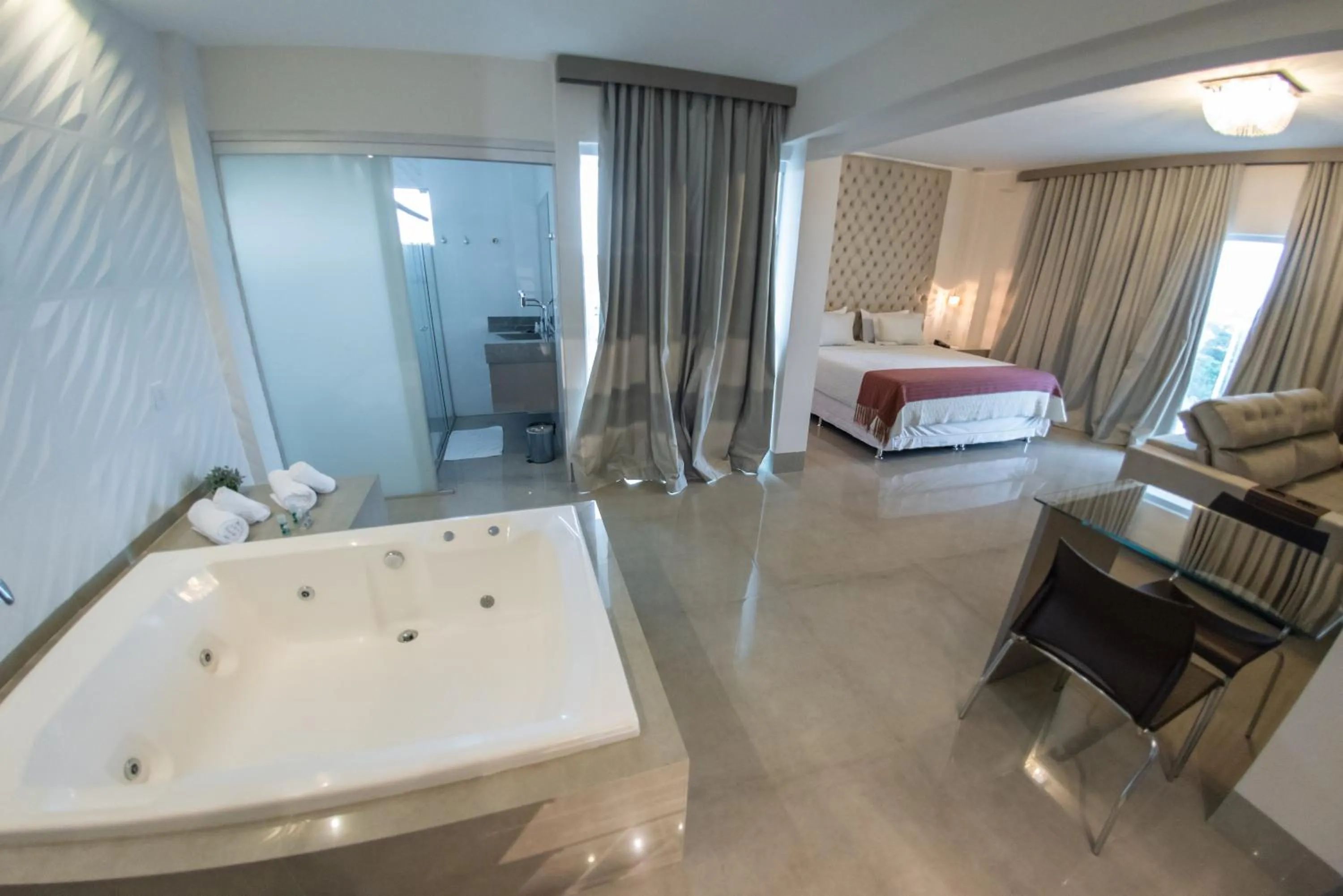 Hot Tub, Bed in Hotel Eldorado