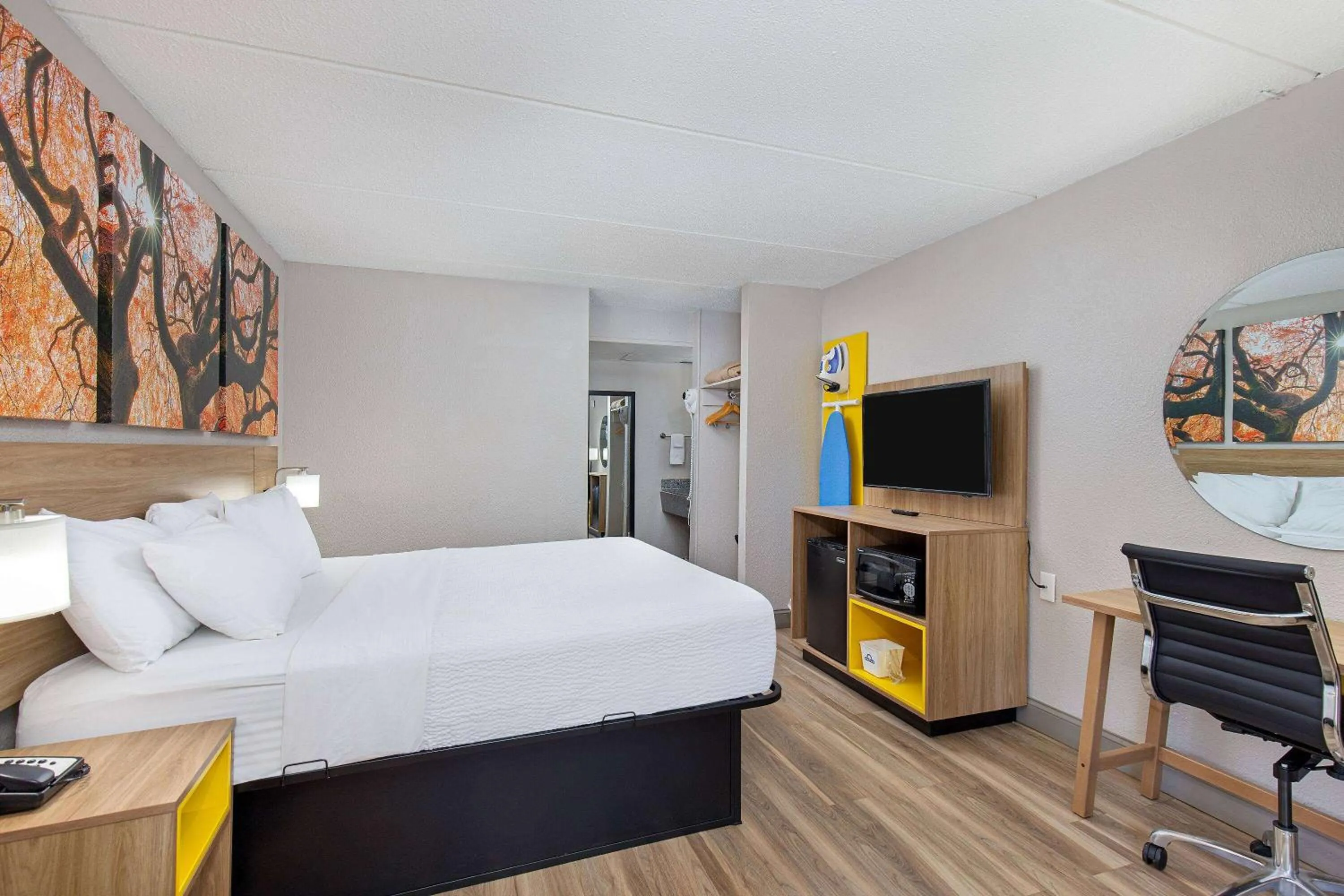 Photo of the whole room, Bed in Days Inn by Wyndham Knoxville North