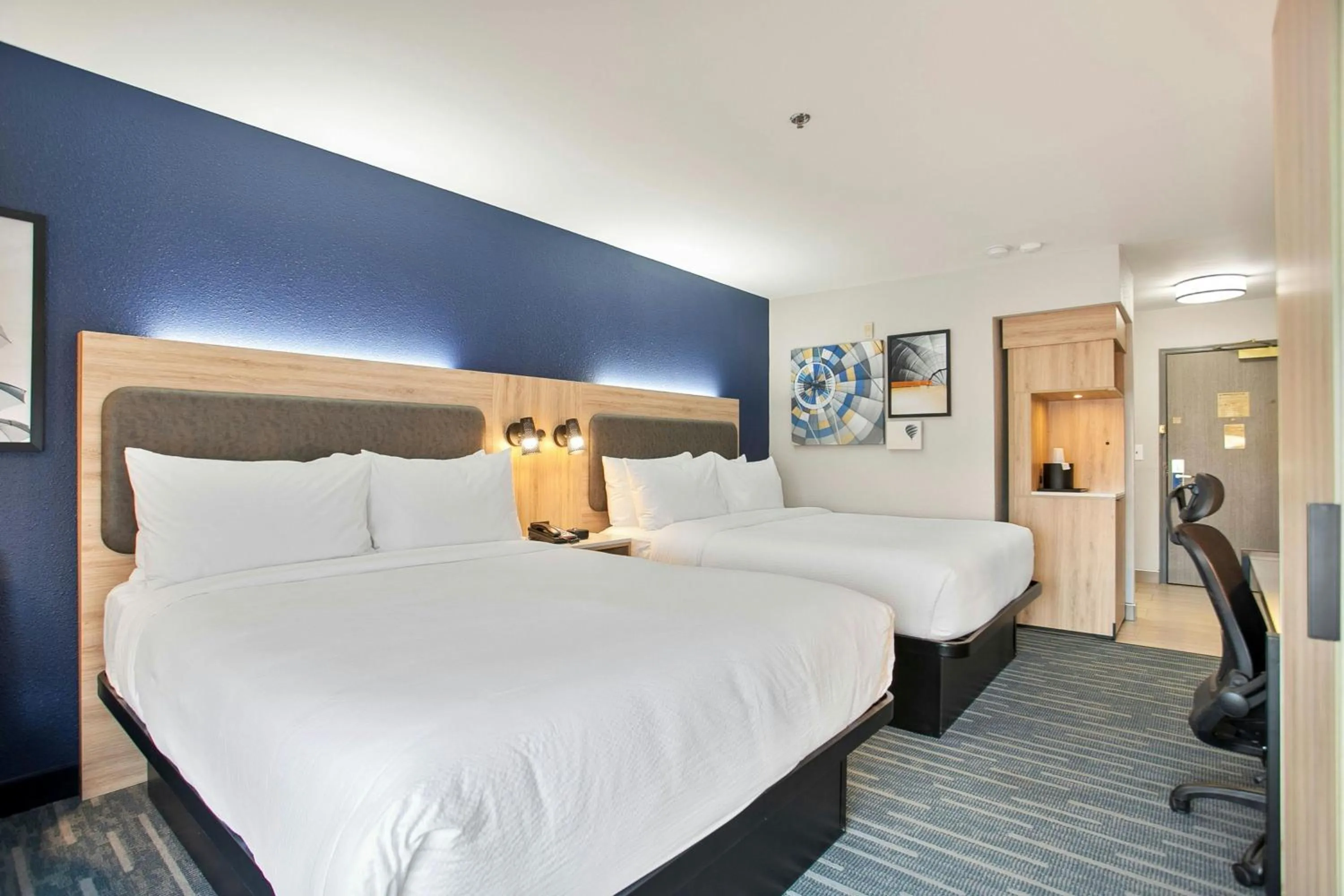 Photo of the whole room, Bed in City Express by Marriott Duluth