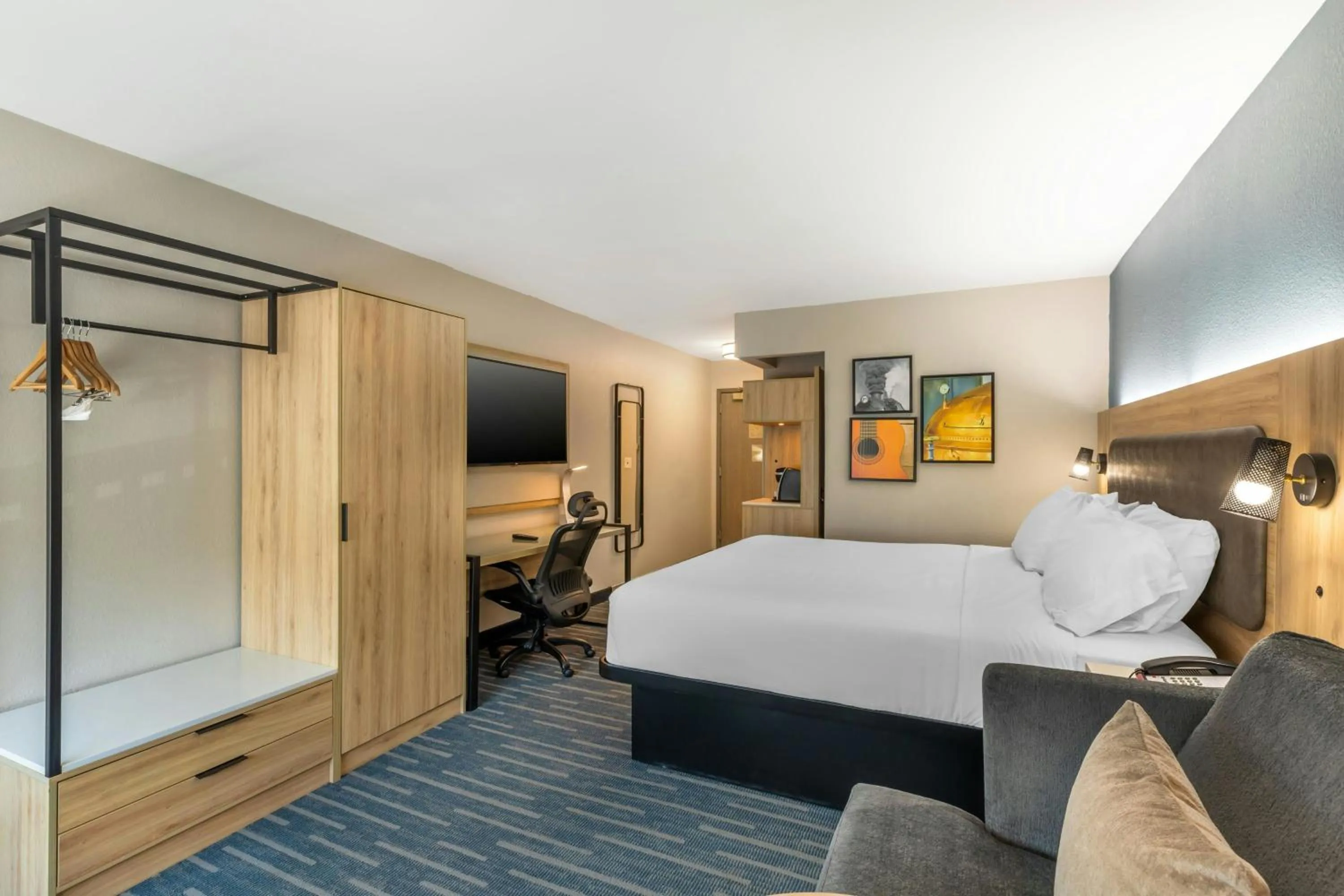 Photo of the whole room, Bed in Sugarloaf Hotel & Suites Duluth