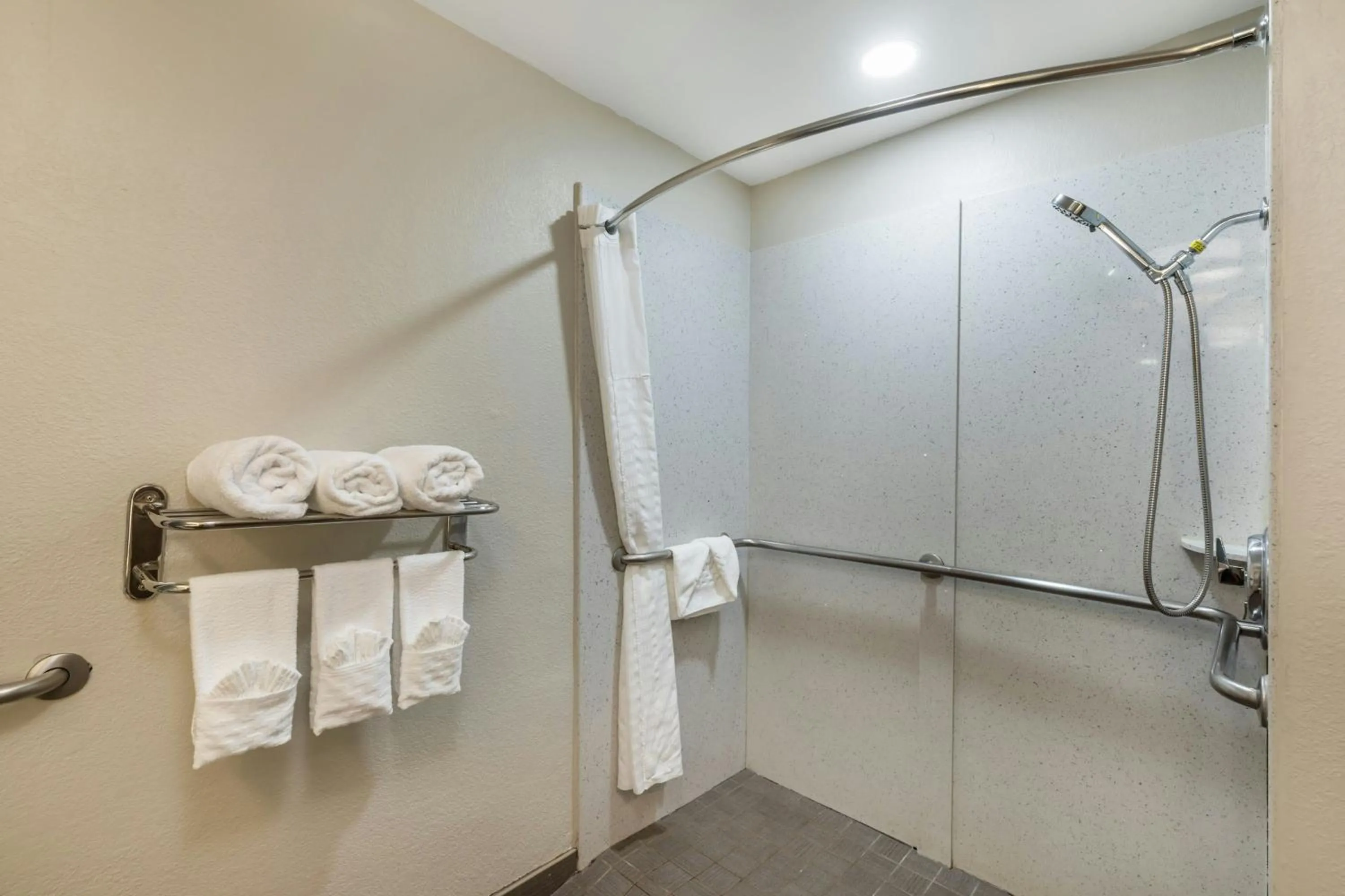 Bathroom in Sugarloaf Hotel & Suites Duluth