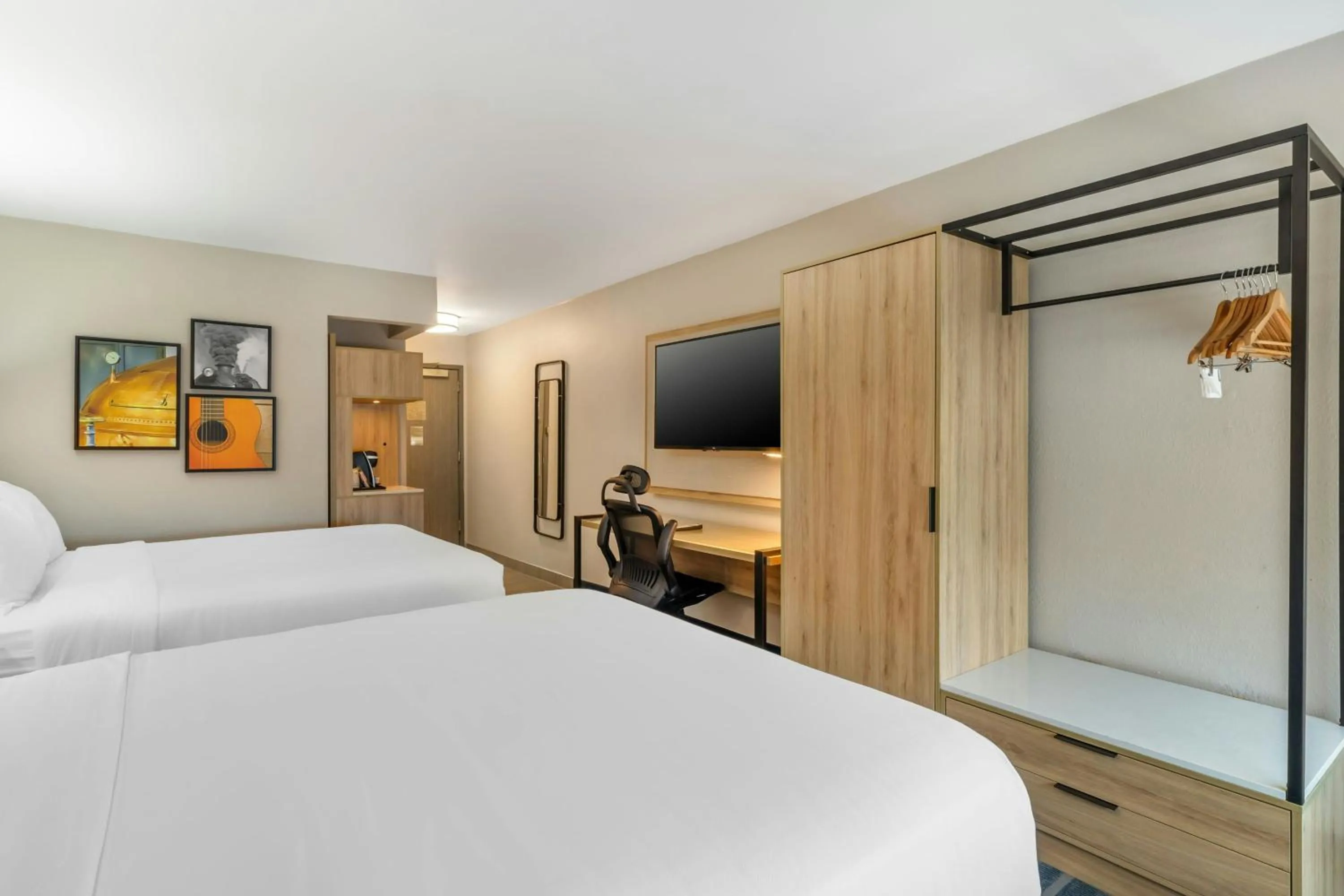 Photo of the whole room, Bed in Sugarloaf Hotel & Suites Duluth