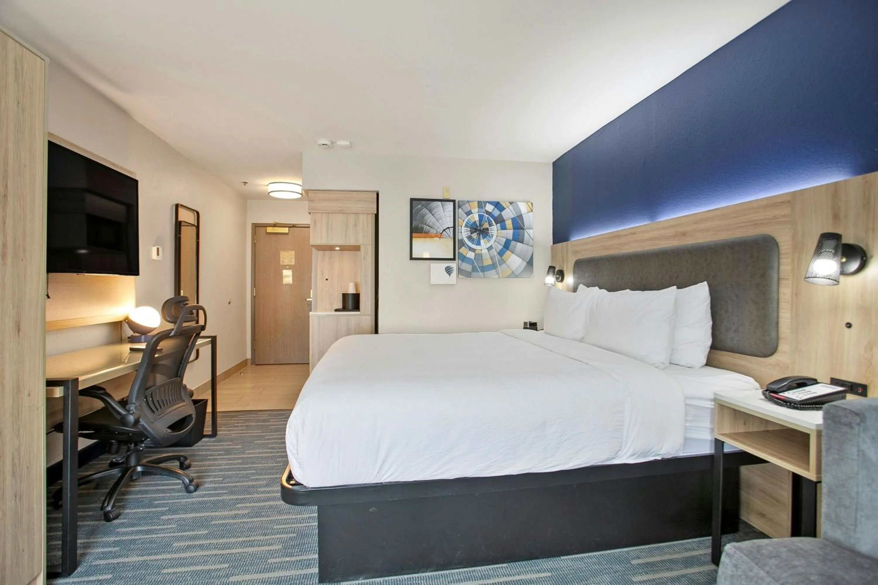 Photo of the whole room, Bed in City Express by Marriott Duluth