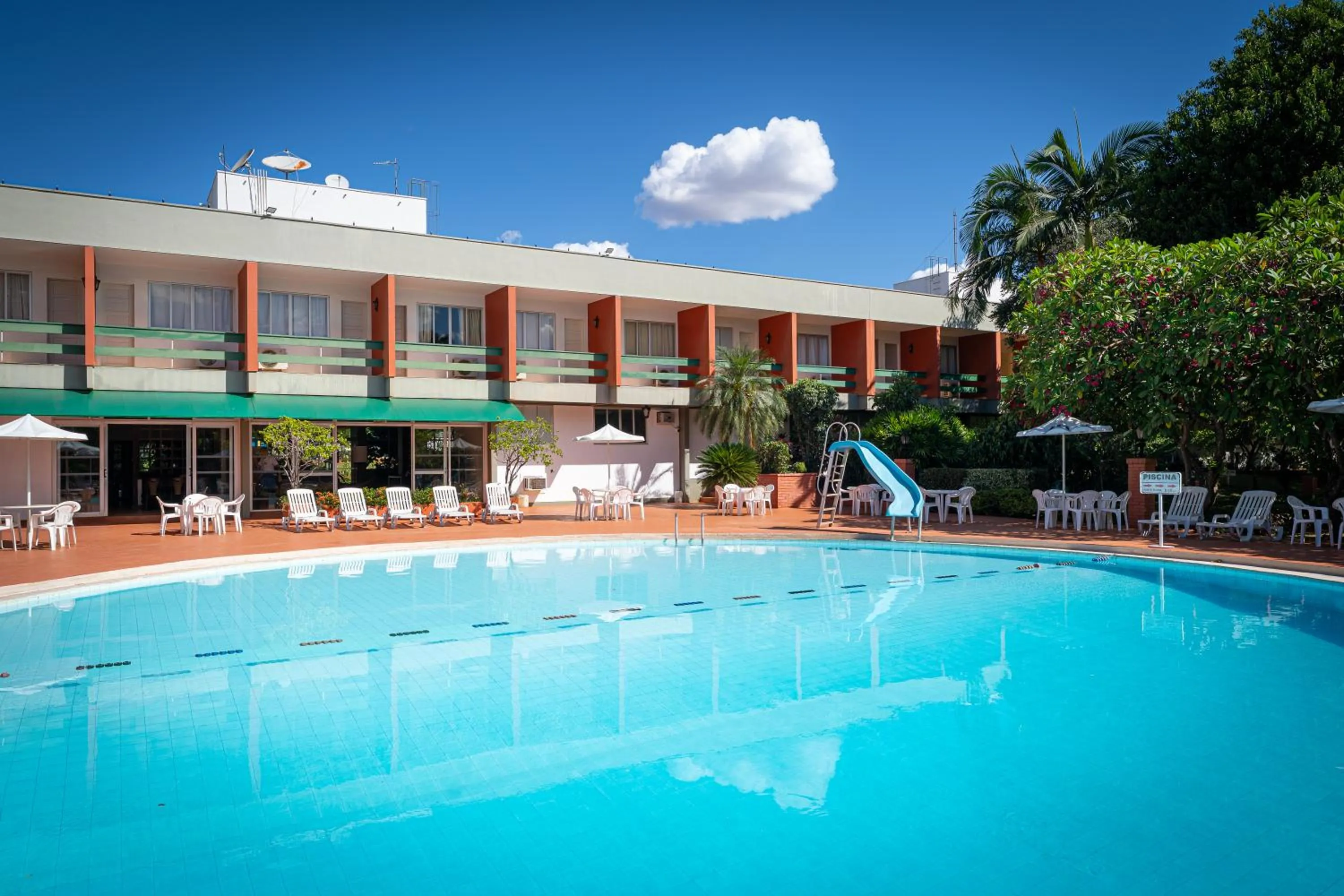 Swimming pool in Hotel Deville Express Guaira