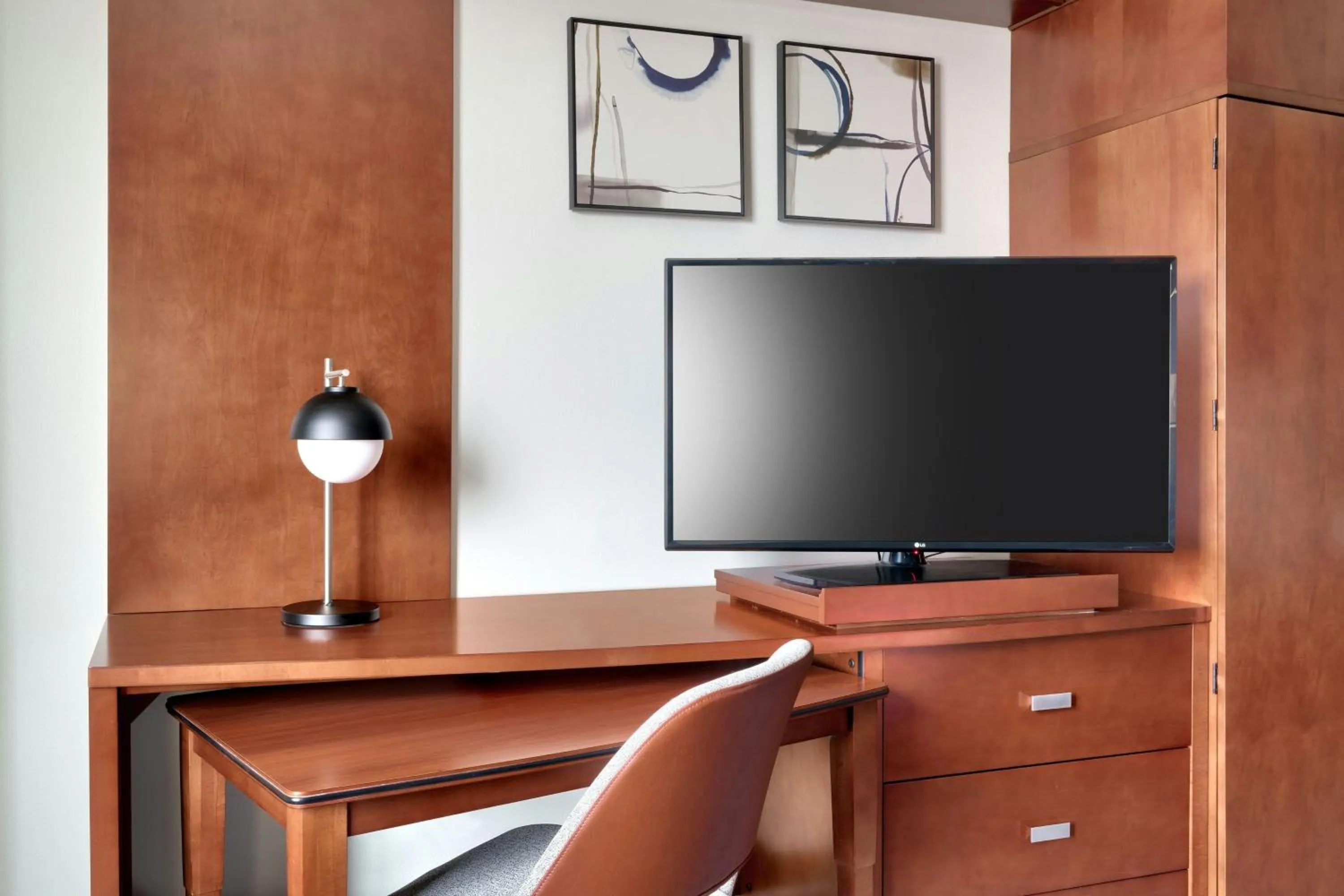 Photo of the whole room in Courtyard Lincoln Downtown