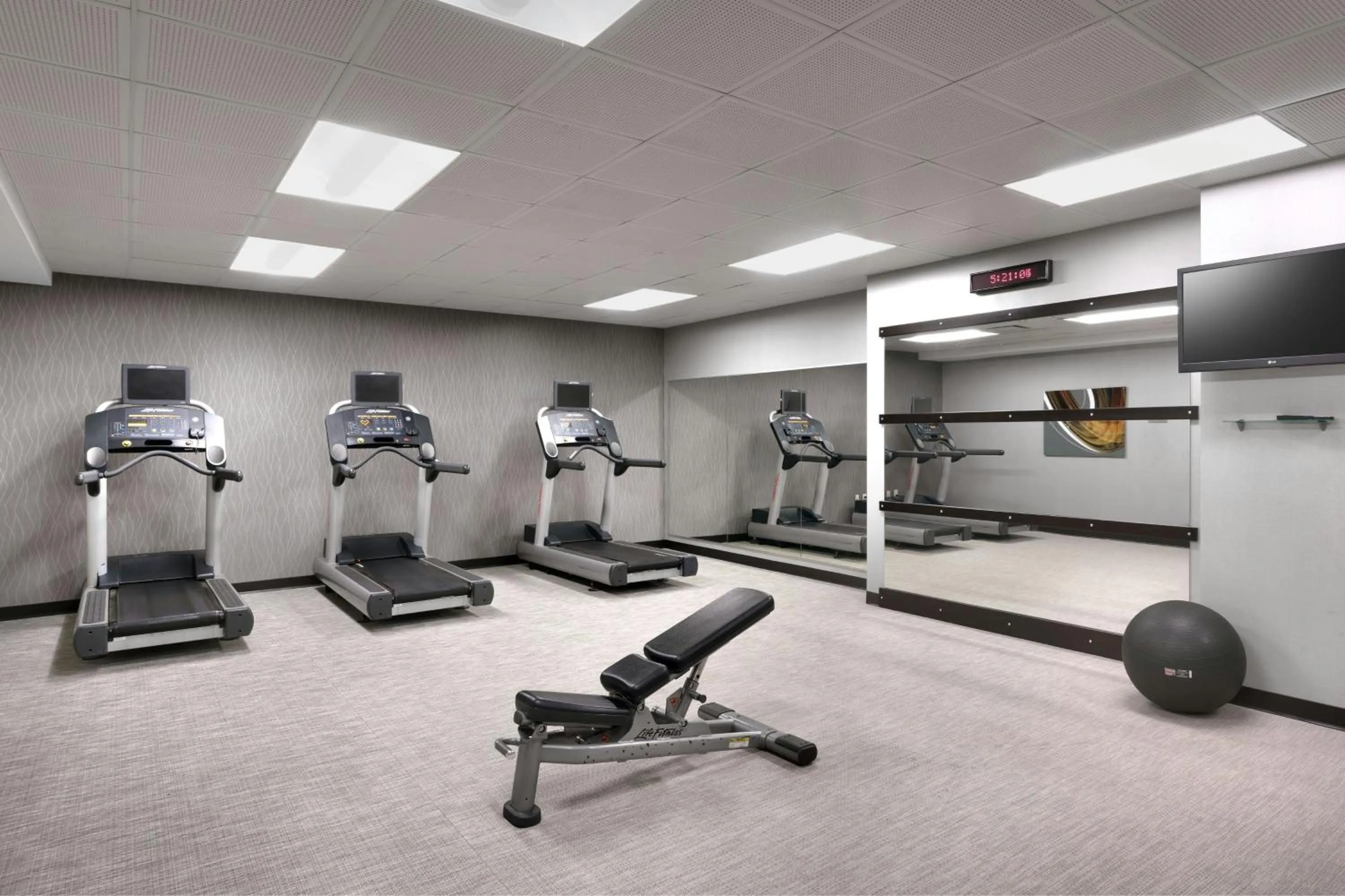 Fitness centre/facilities in Courtyard Lincoln Downtown