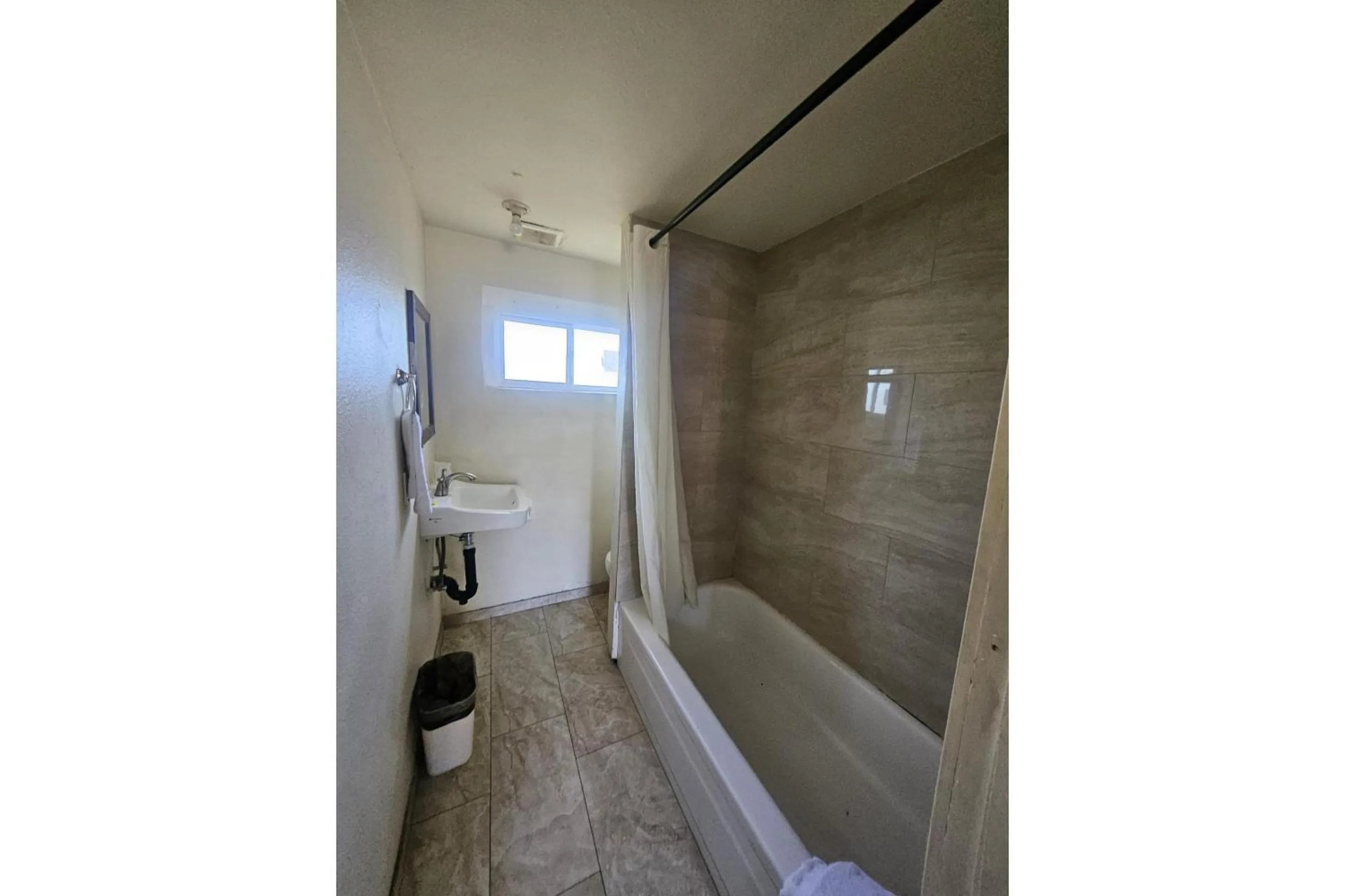 Bathroom in Del Rancho Motel By Townhouse Portland OR Hwy 205