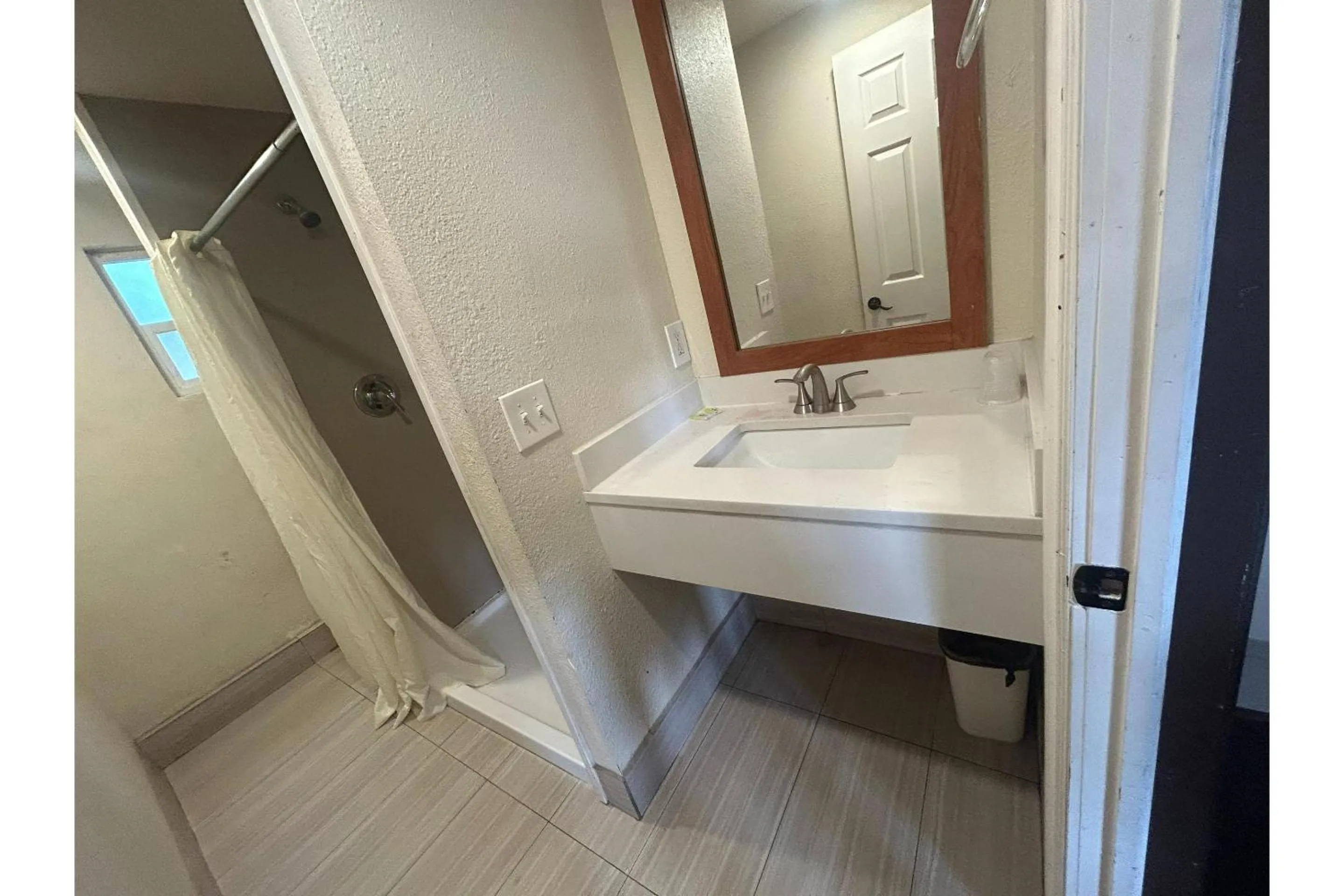 Bathroom in Del Rancho Motel By Townhouse Portland OR Hwy 205