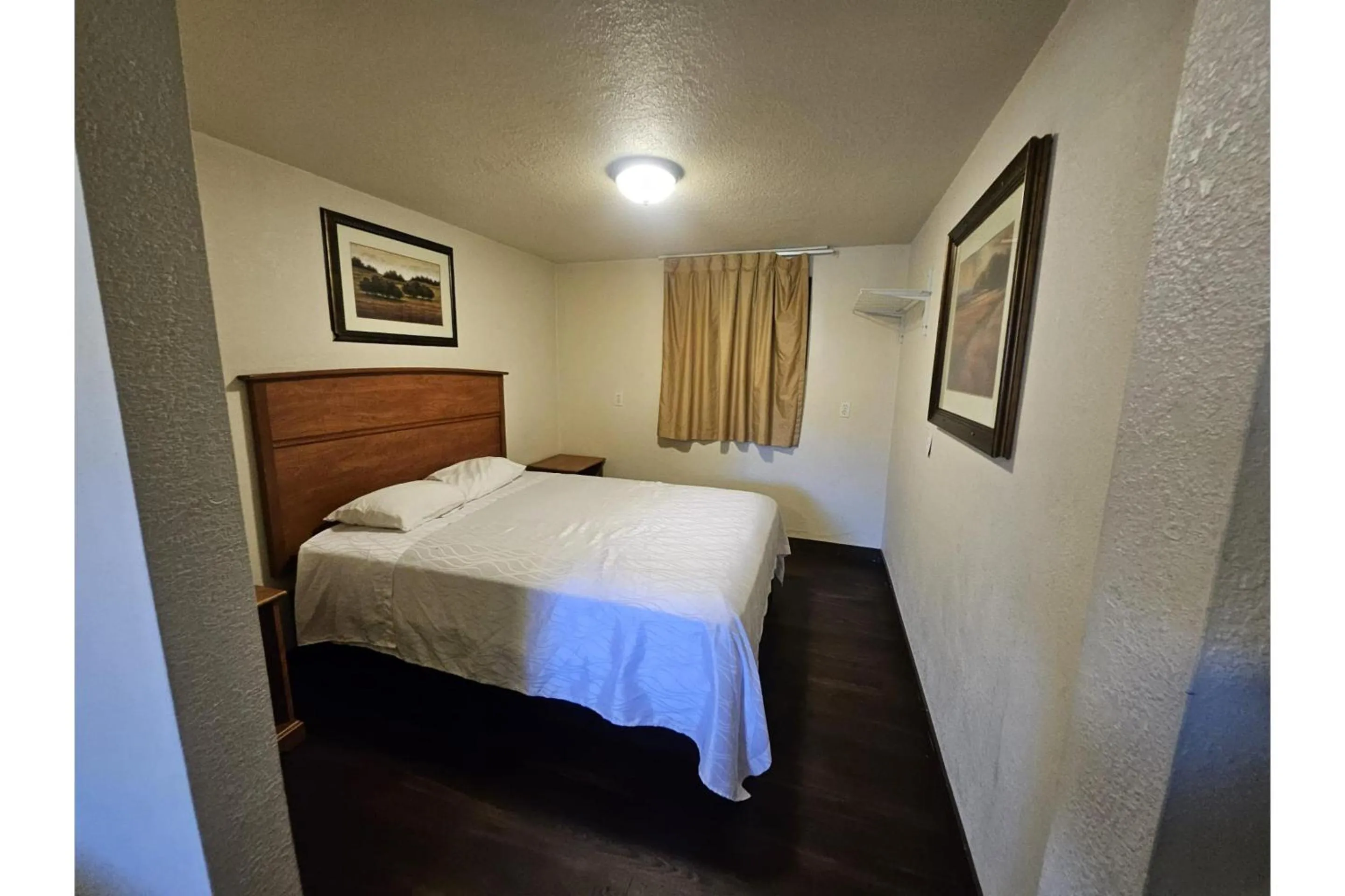 Bedroom, Bed in Del Rancho Motel By Townhouse Portland OR Hwy 205