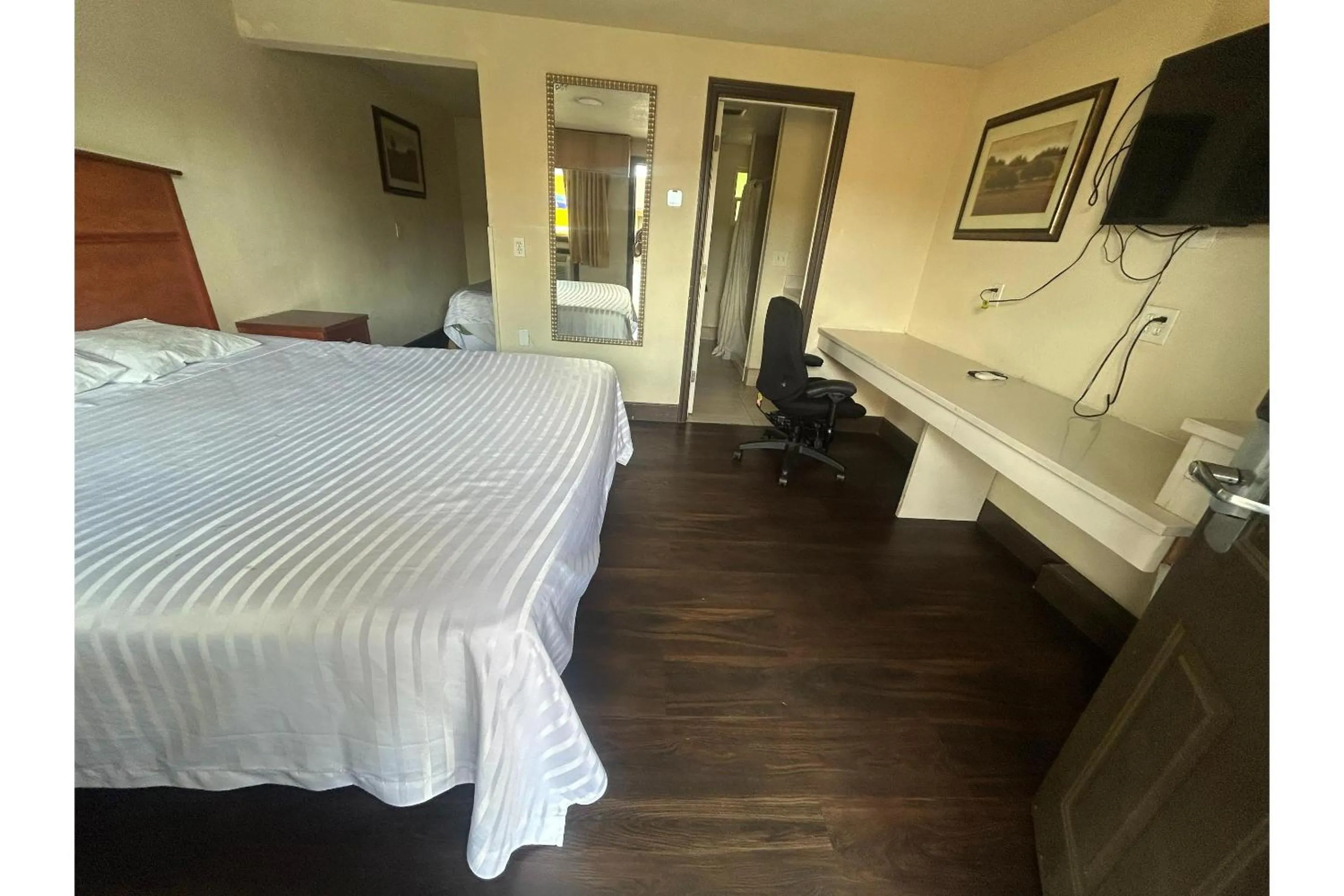 Bedroom, Bed in Del Rancho Motel By Townhouse Portland OR Hwy 205