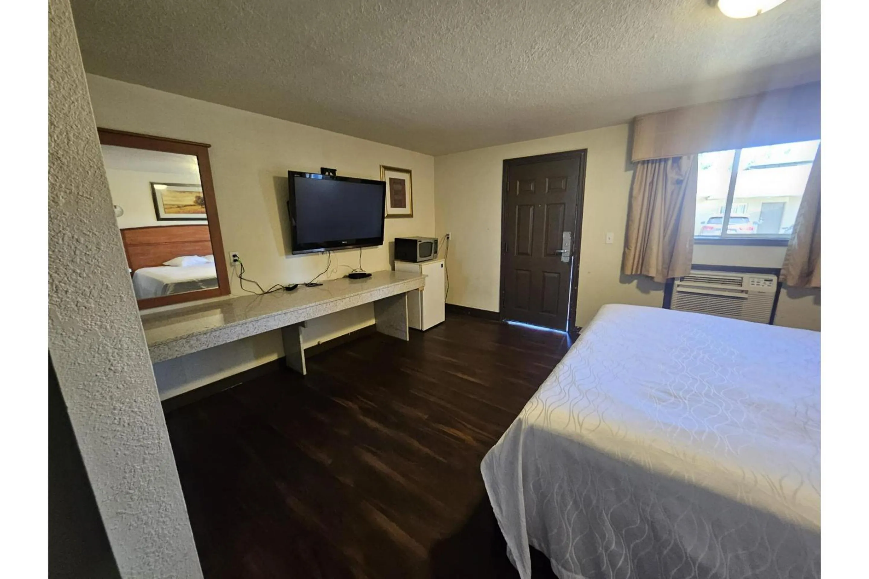 Bedroom, Bed in Del Rancho Motel By Townhouse Portland OR Hwy 205