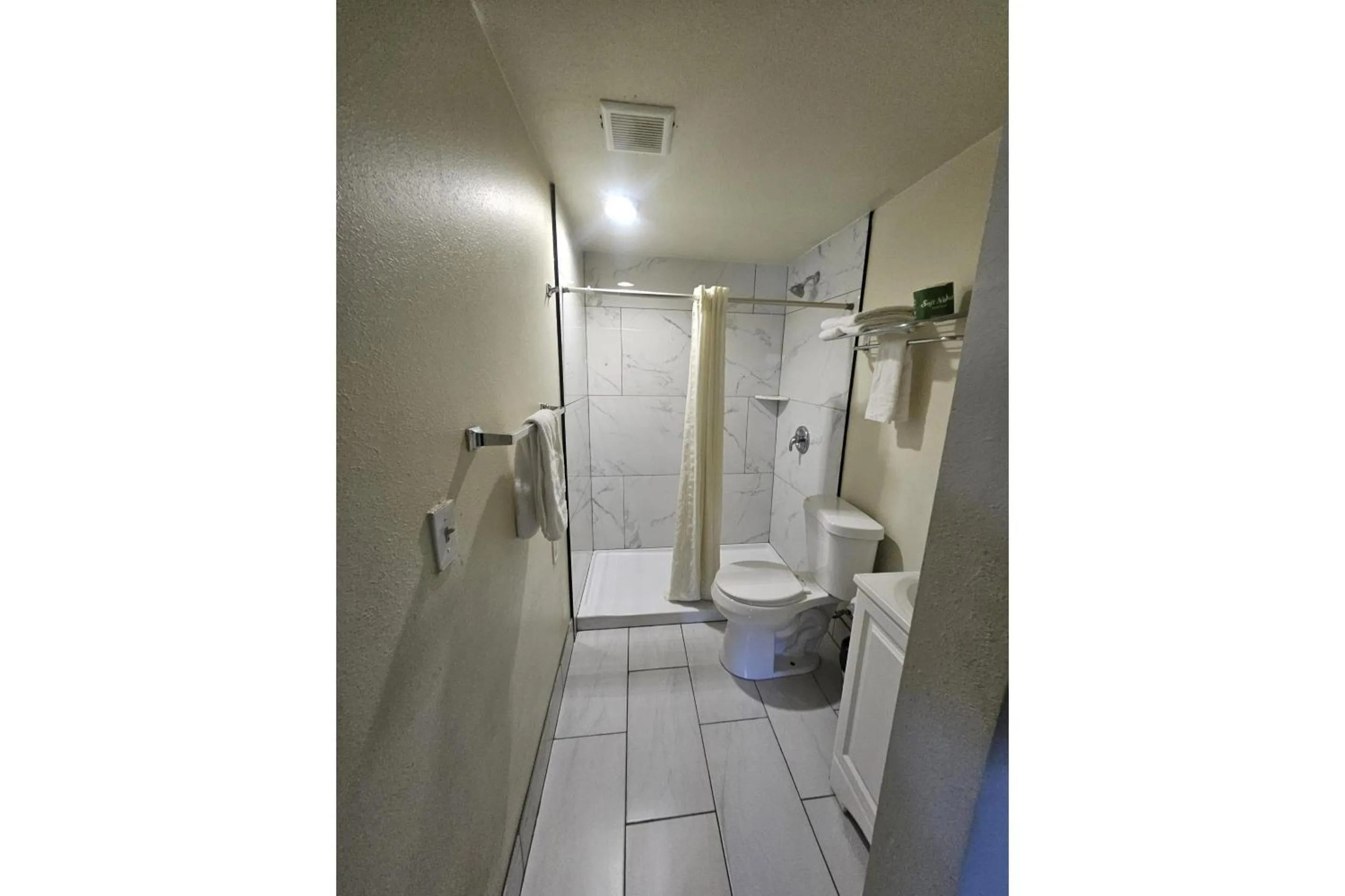 Bathroom in Del Rancho Motel By Townhouse Portland OR Hwy 205