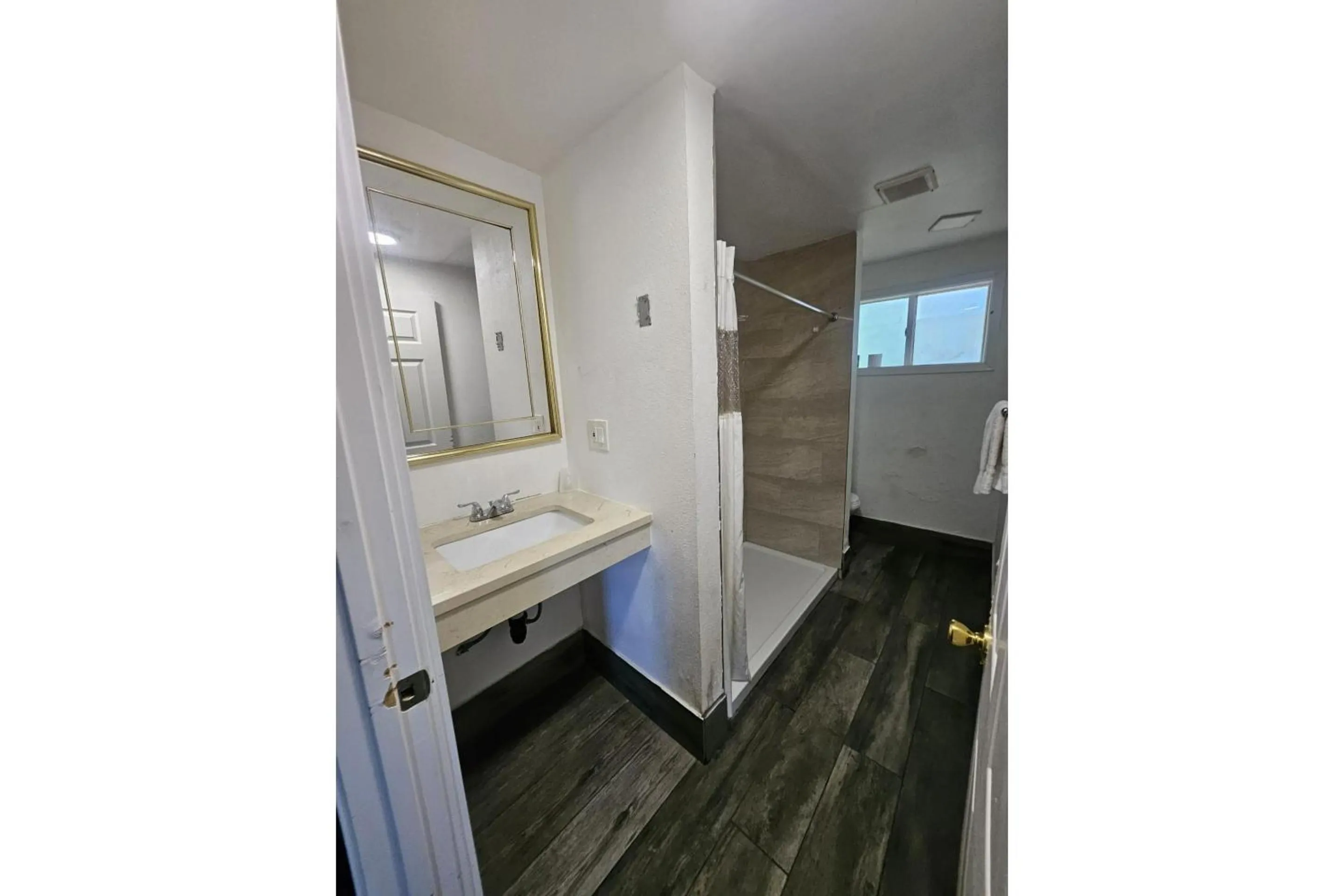 Bathroom in Del Rancho Motel By Townhouse Portland OR Hwy 205