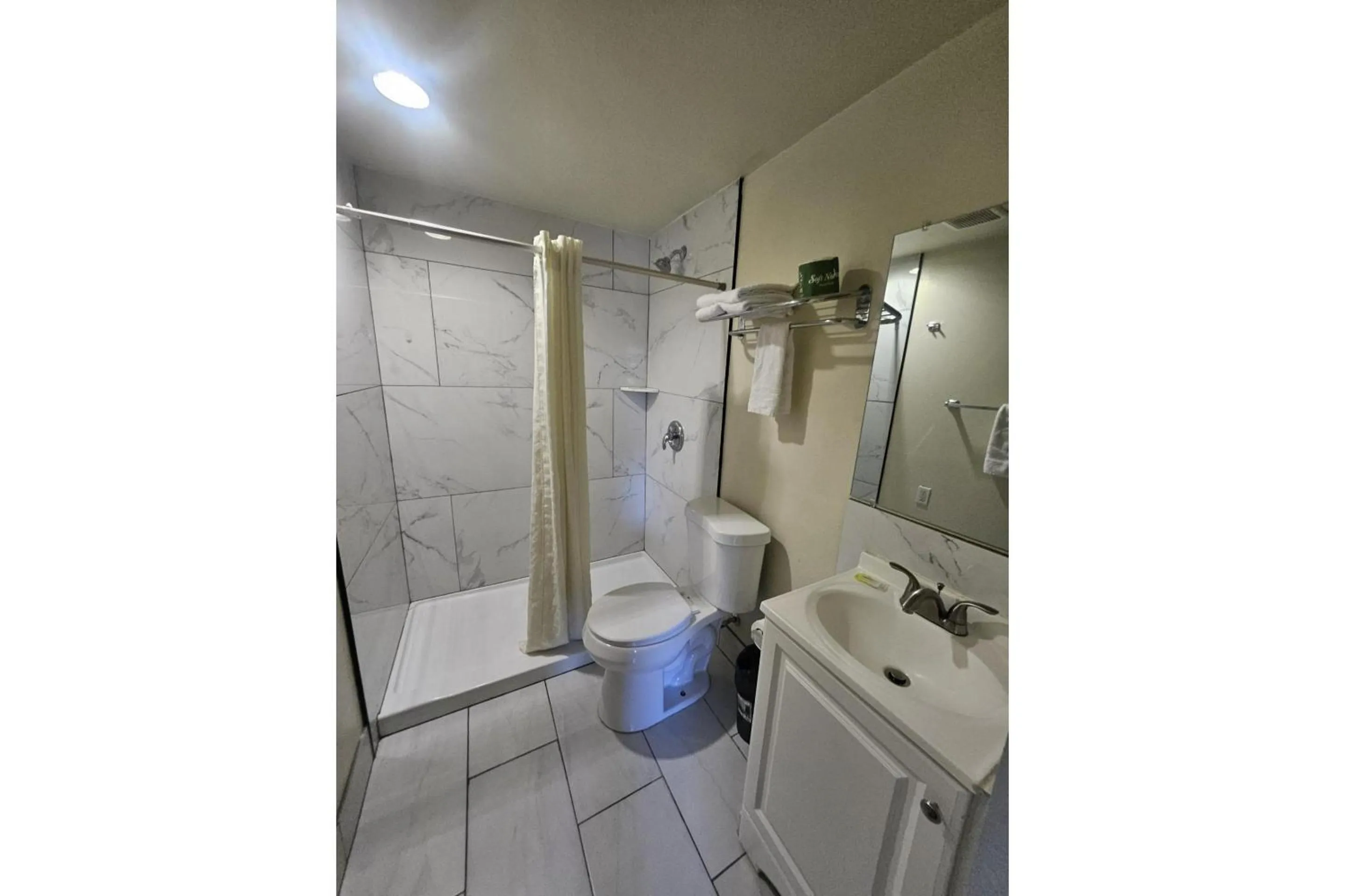 Bathroom in Del Rancho Motel By Townhouse Portland OR Hwy 205