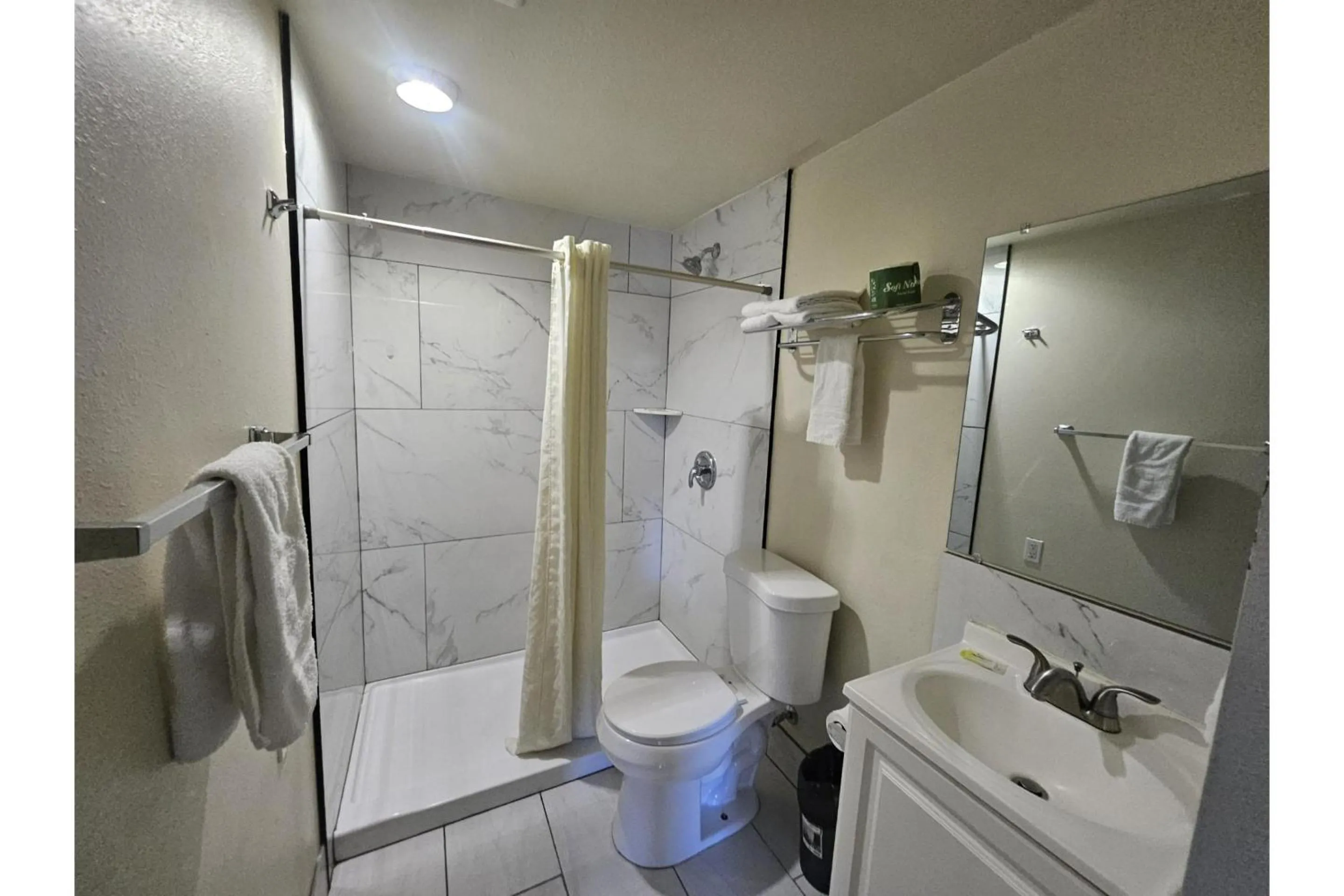 Bathroom in Del Rancho Motel By Townhouse Portland OR Hwy 205