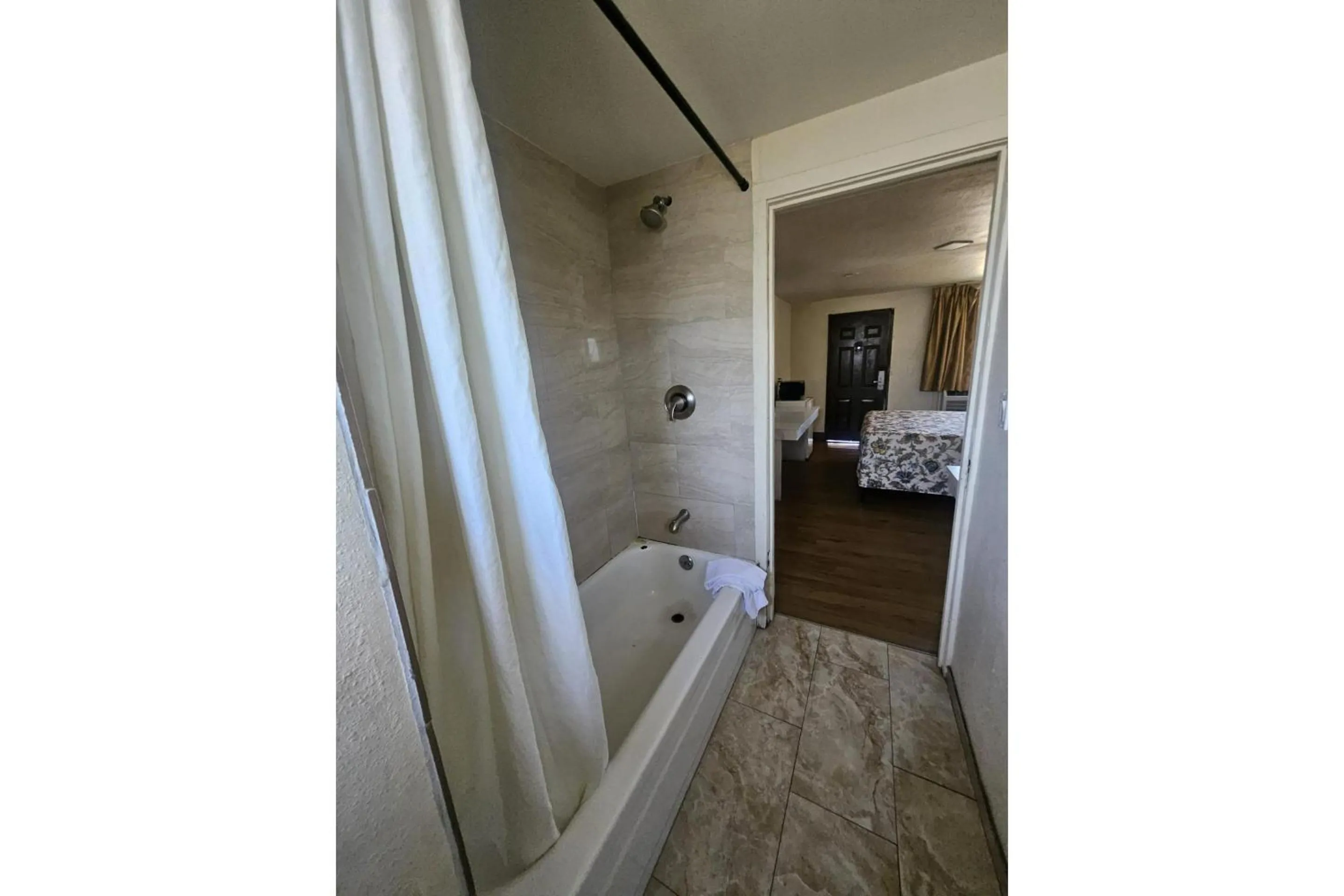 Bath, Bed in Del Rancho Motel By Townhouse Portland OR Hwy 205