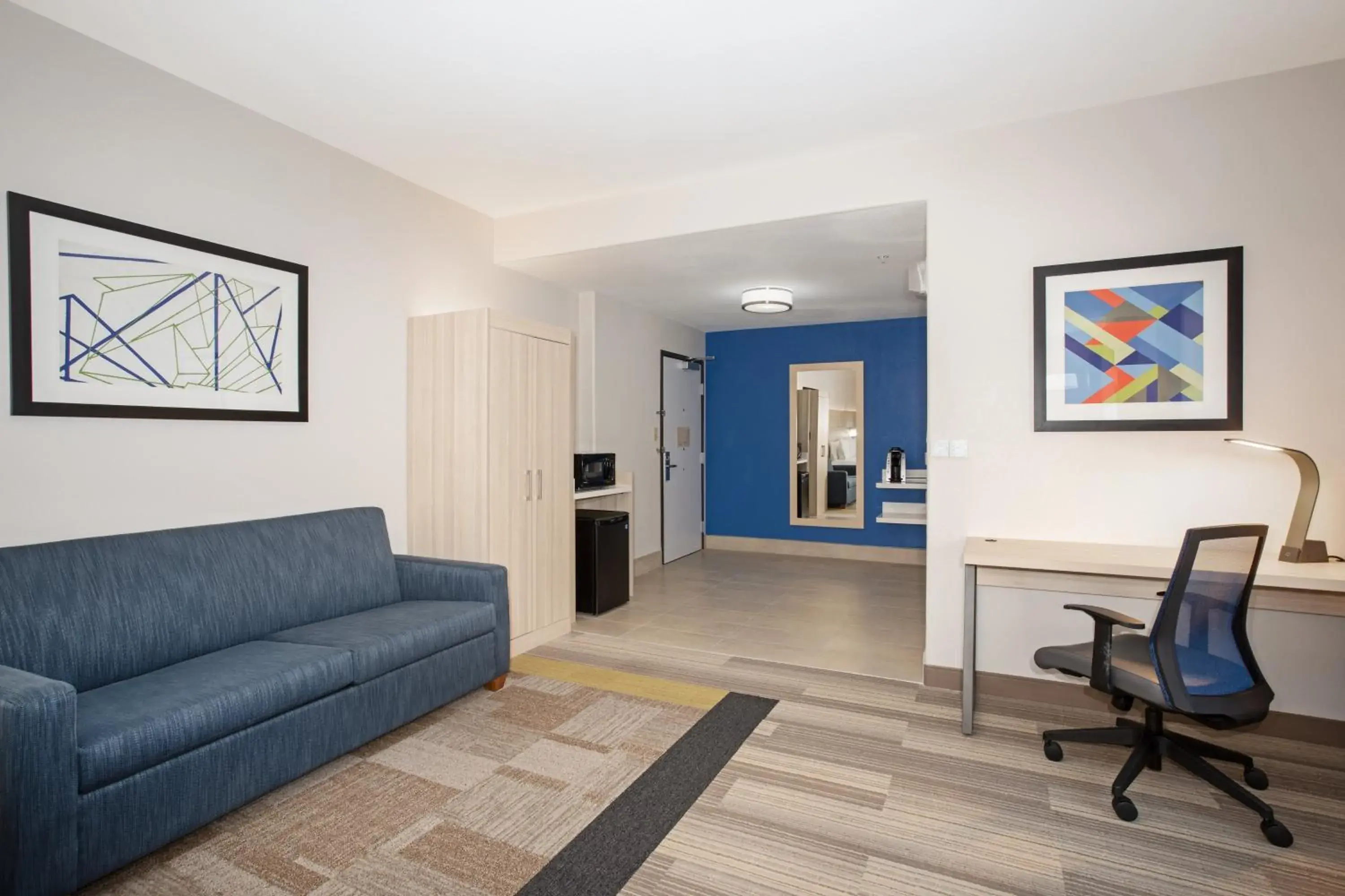 Deluxe Queen Room with Two Queen Beds - Non-Smoking/ Hearing Accessible in Holiday Inn Express & Suites Phoenix Glendale Dist by IHG Deluxe Queen Room with Two Queen Beds - Non-Smoking/ Hearing Accessible in Holiday Inn Express & Suites Phoenix Glendale Dist by IHG