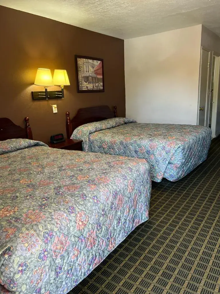 Queen Room with Two Queen Beds in Aaron Motel Queen Room with Two Queen Beds in Aaron Motel