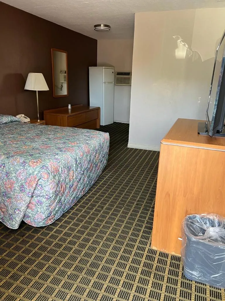 Bed in Aaron Motel
