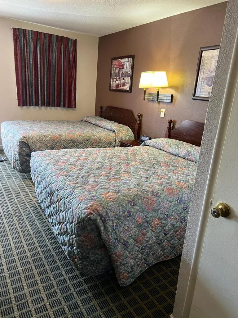 Bed in Aaron Motel