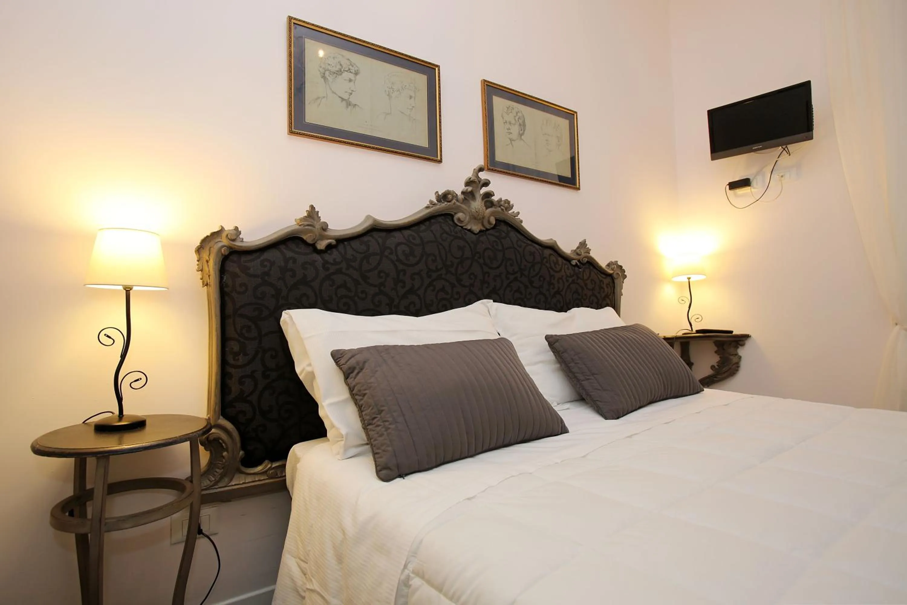 Photo of the whole room, Bed in Amica Roma Guest House