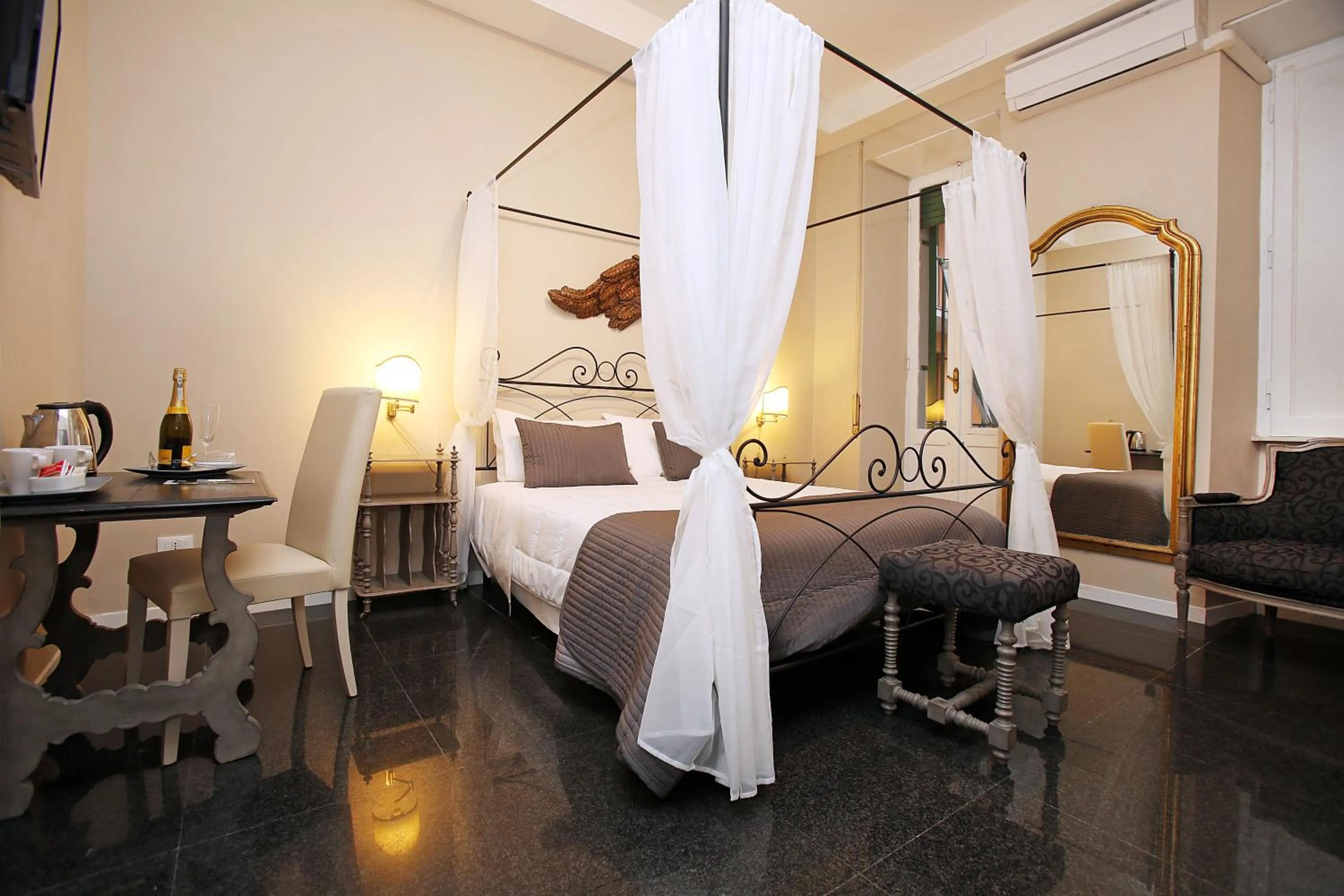 Bed in Amica Roma Guest House