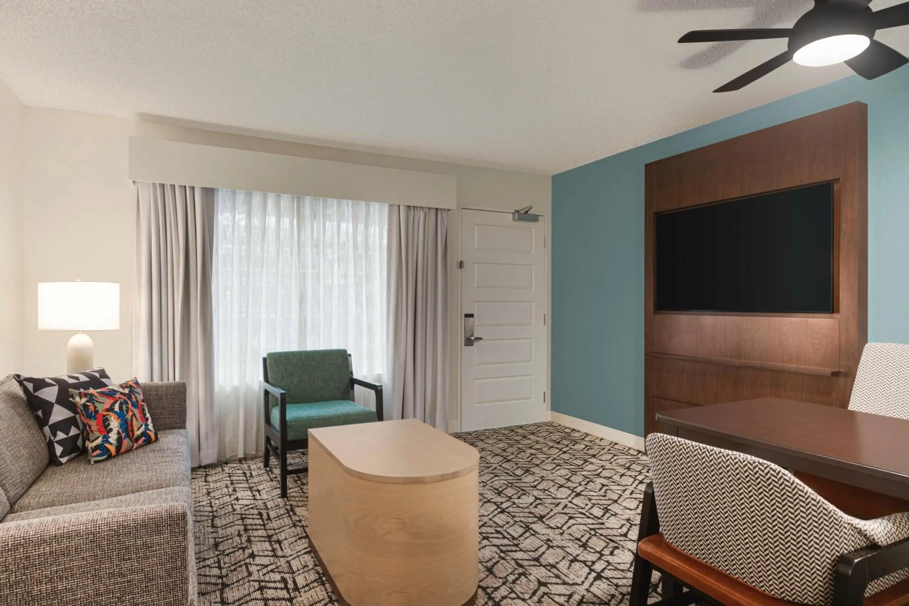 Living room in Embassy Suites by Hilton Fort Lauderdale 17th Street