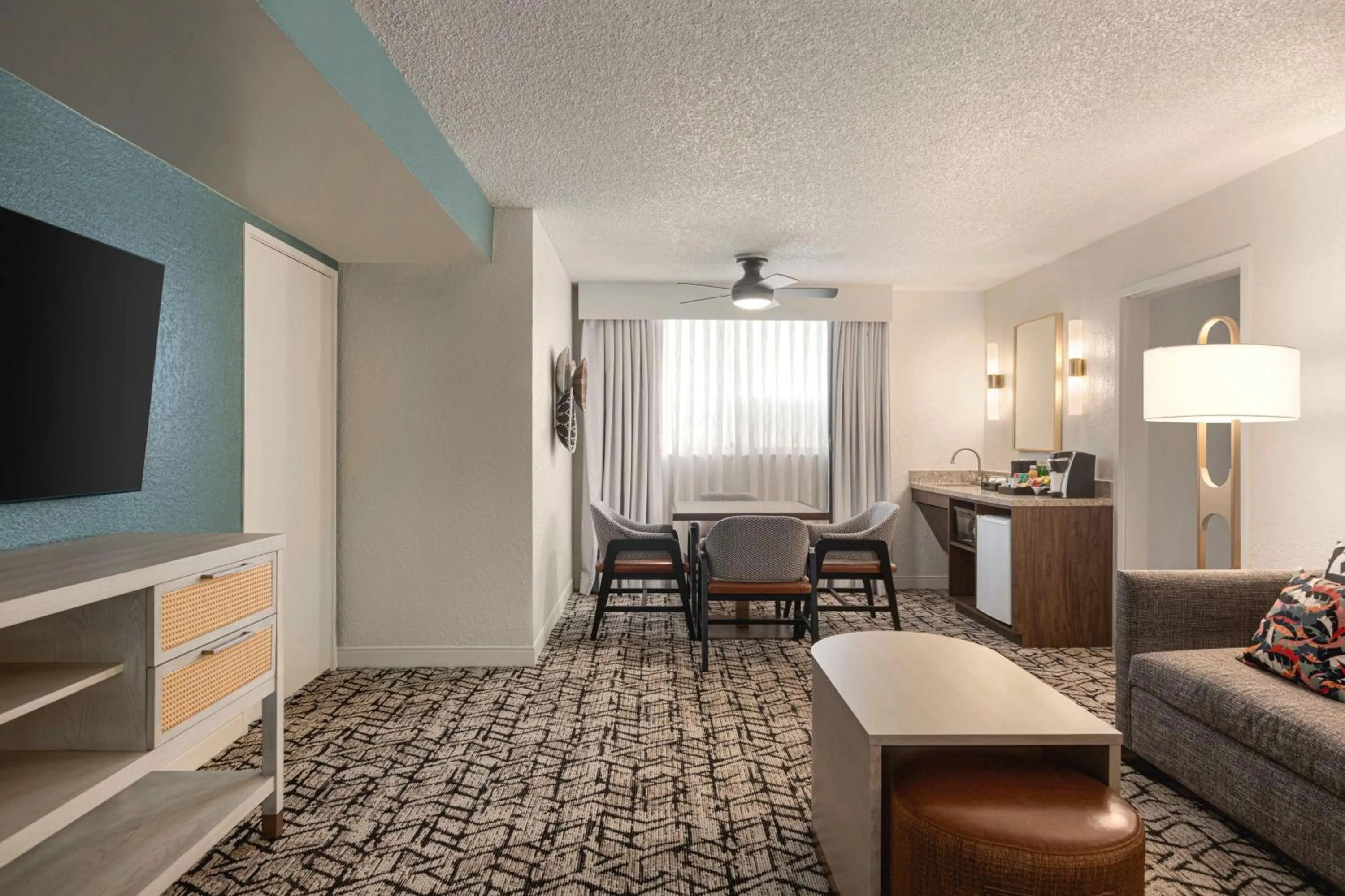 Living room in Embassy Suites by Hilton Fort Lauderdale 17th Street