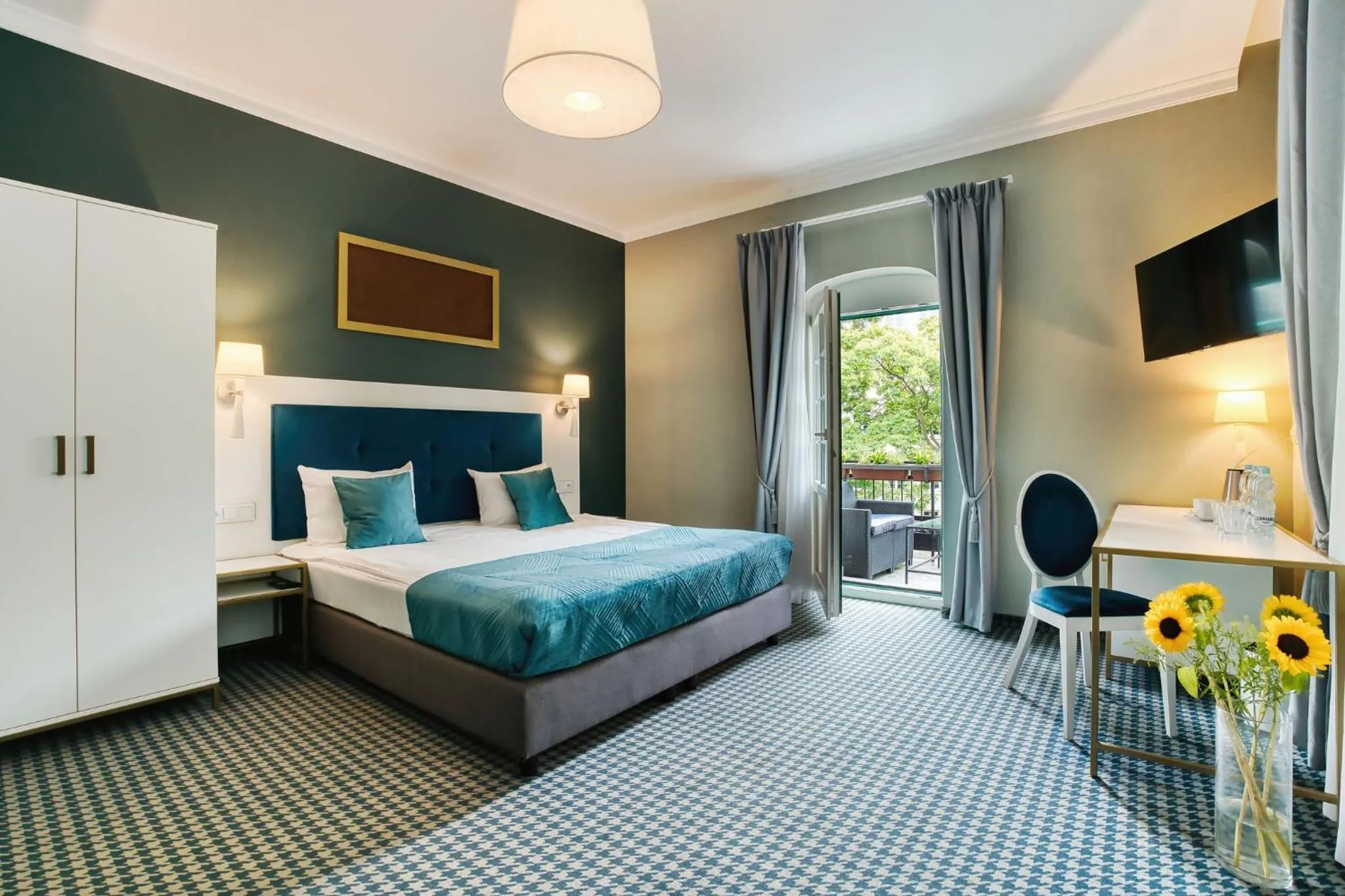 Balcony/Terrace, Bed in Hotel Villa Art Novis City Center