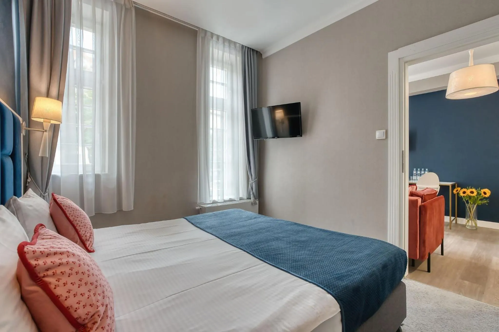 Communal lounge/ TV room, Bed in Hotel Villa Art Novis City Center