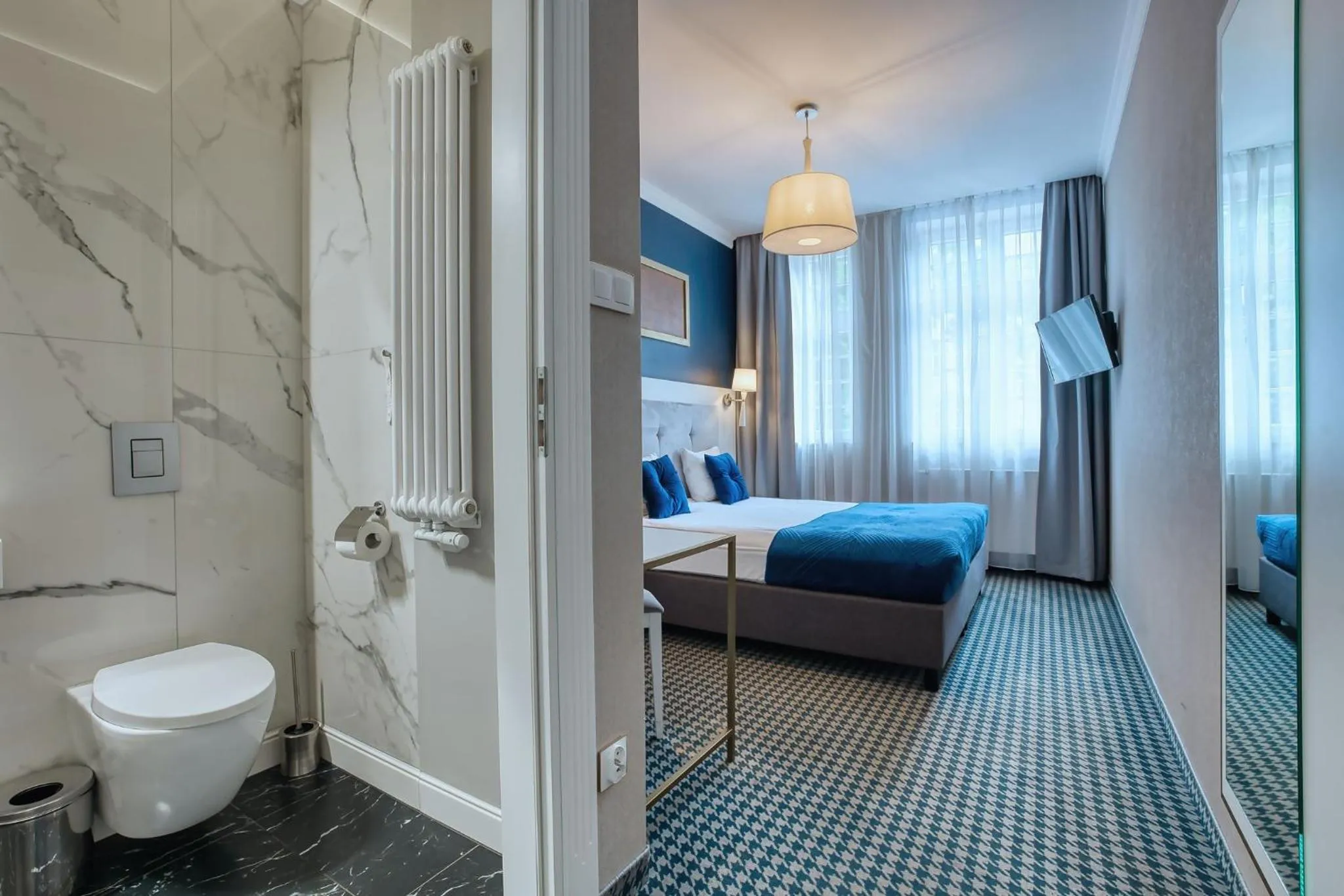 Toilet, Bed in Hotel Villa Art Novis City Center