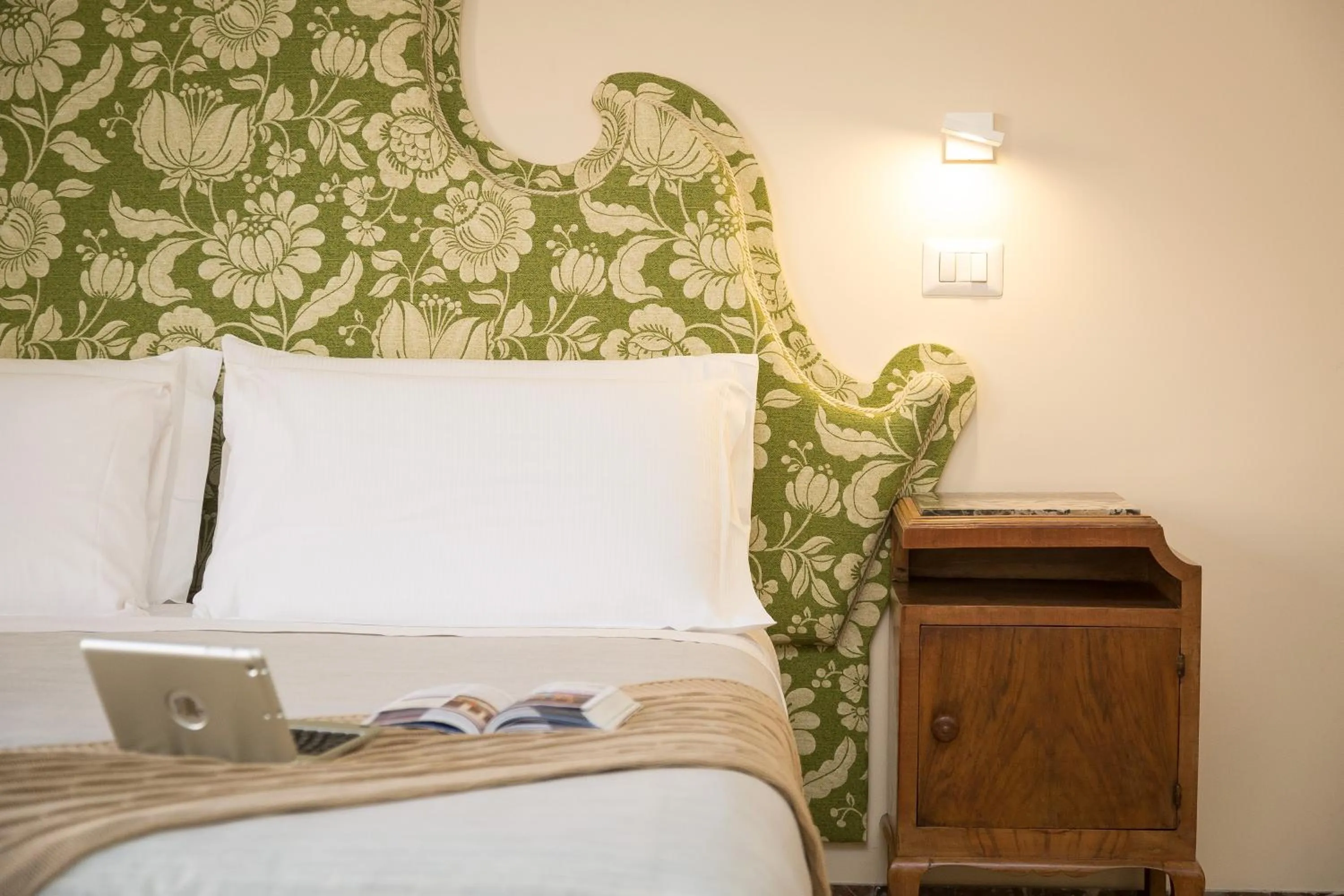 Bed in Tritone 125 Suite