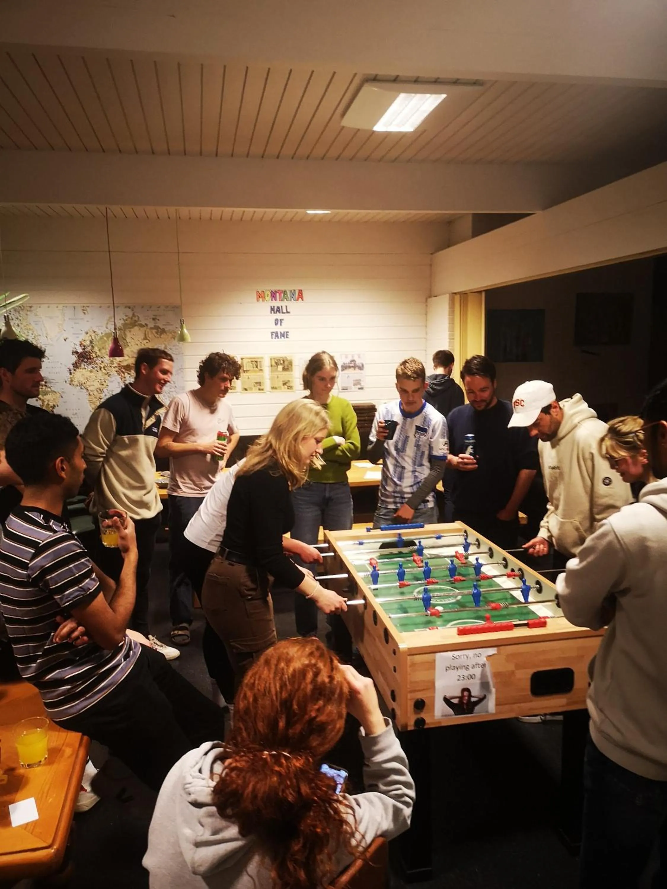 Communal lounge/ TV room in Bergen Hostel Montana