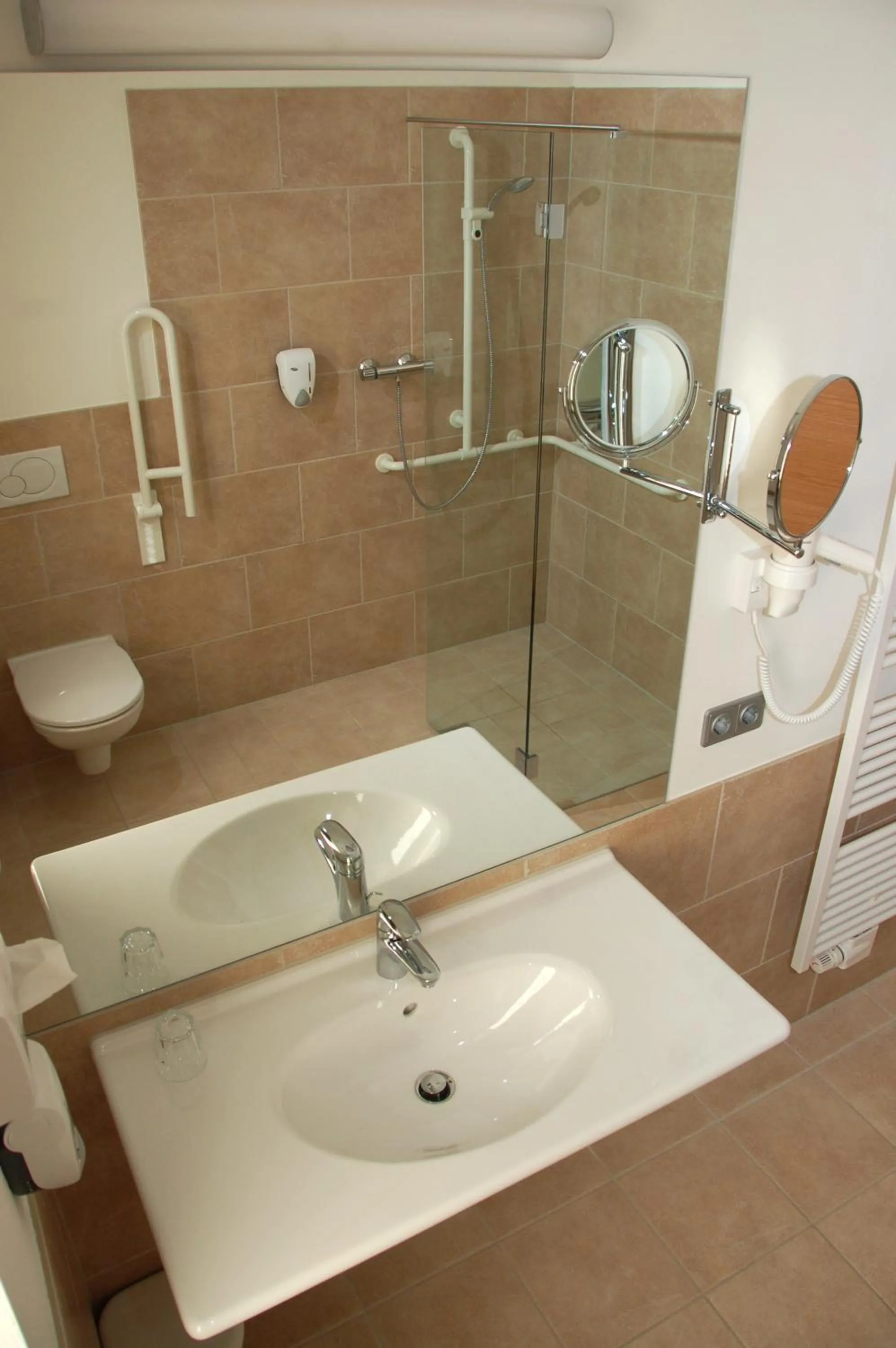 Shower in Hotel Bräuwirt