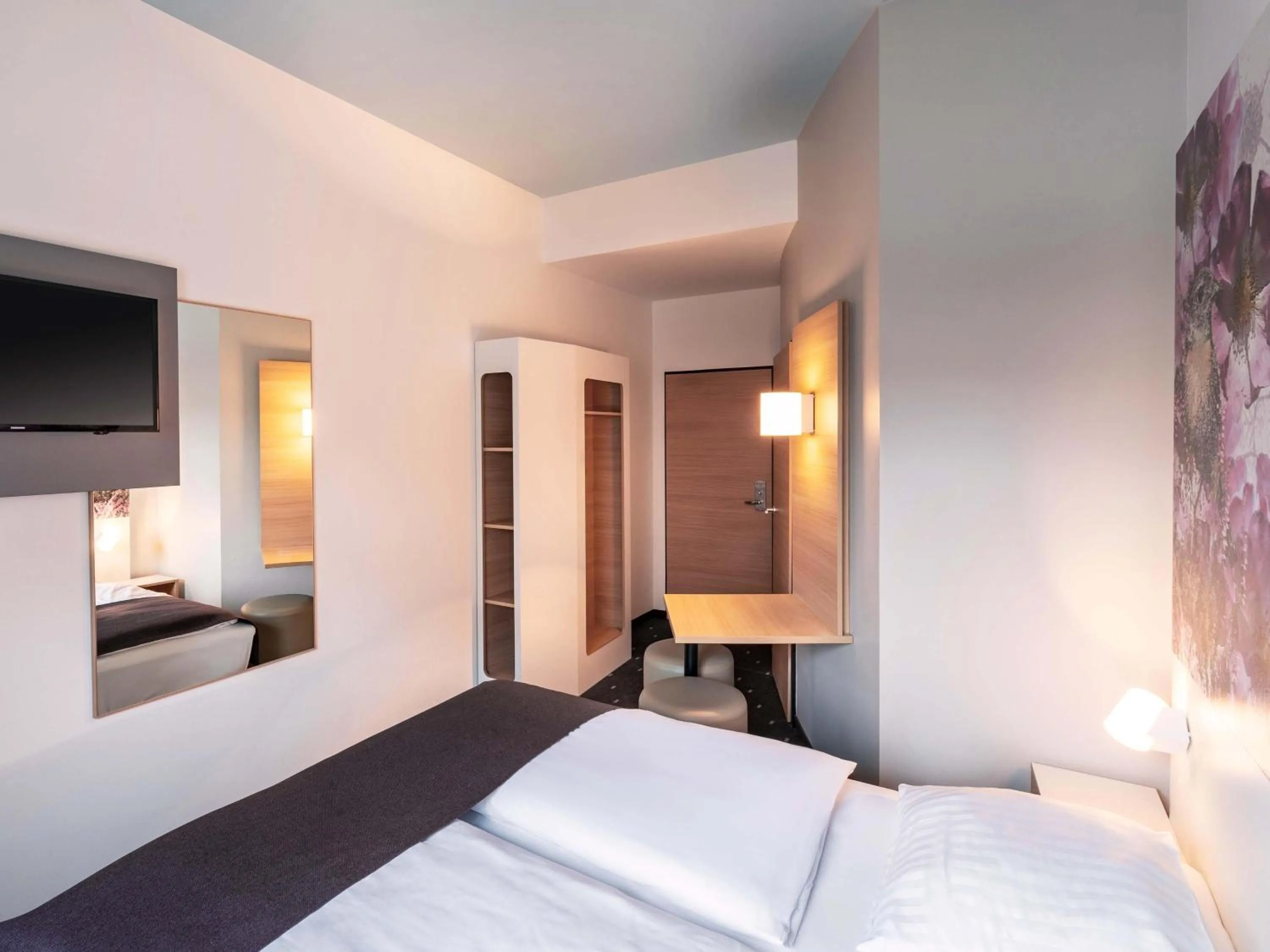 Photo of the whole room, Bed in B&B Hotel Hildesheim