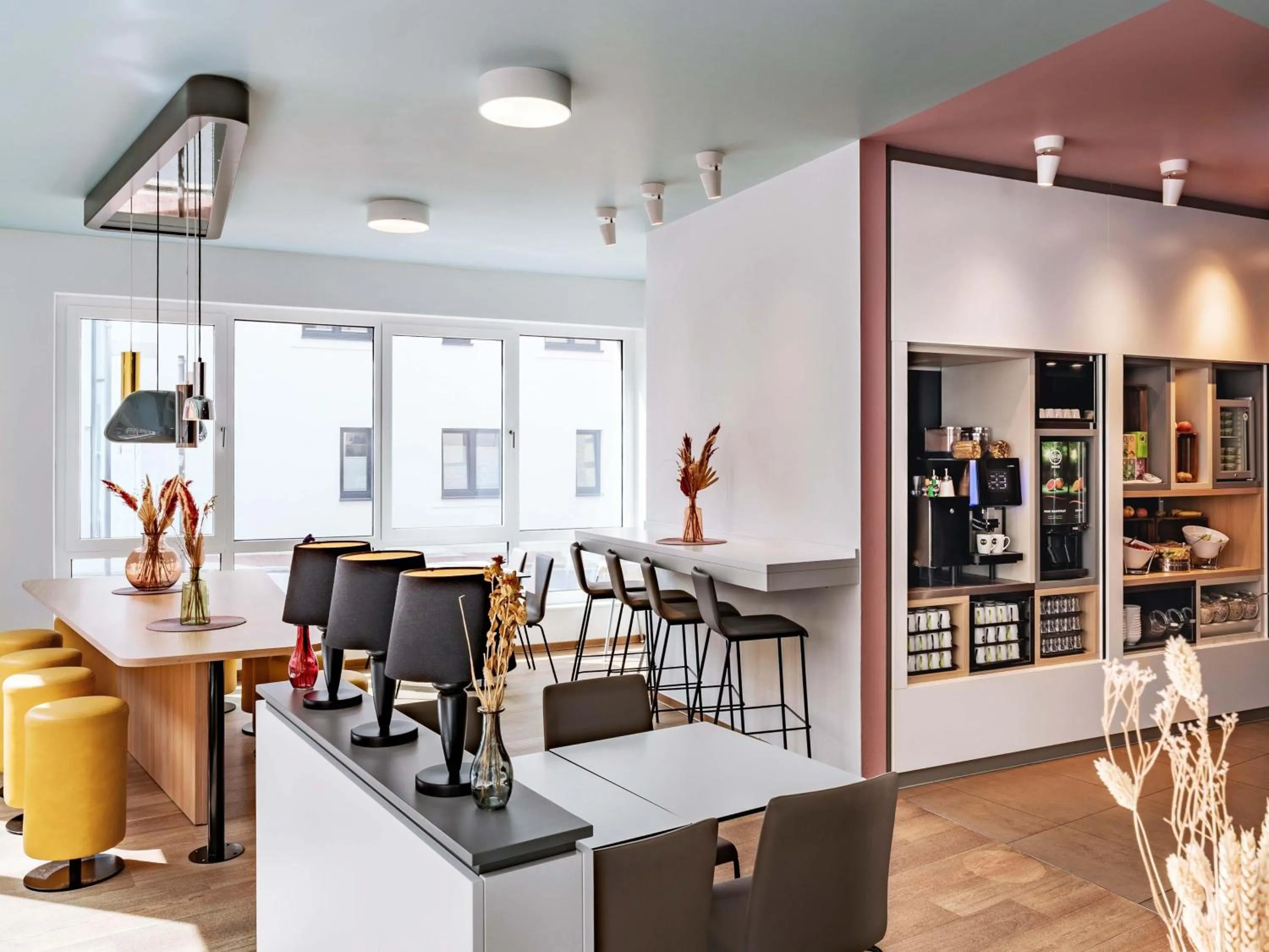 Lobby or reception in B&B Hotel Hildesheim