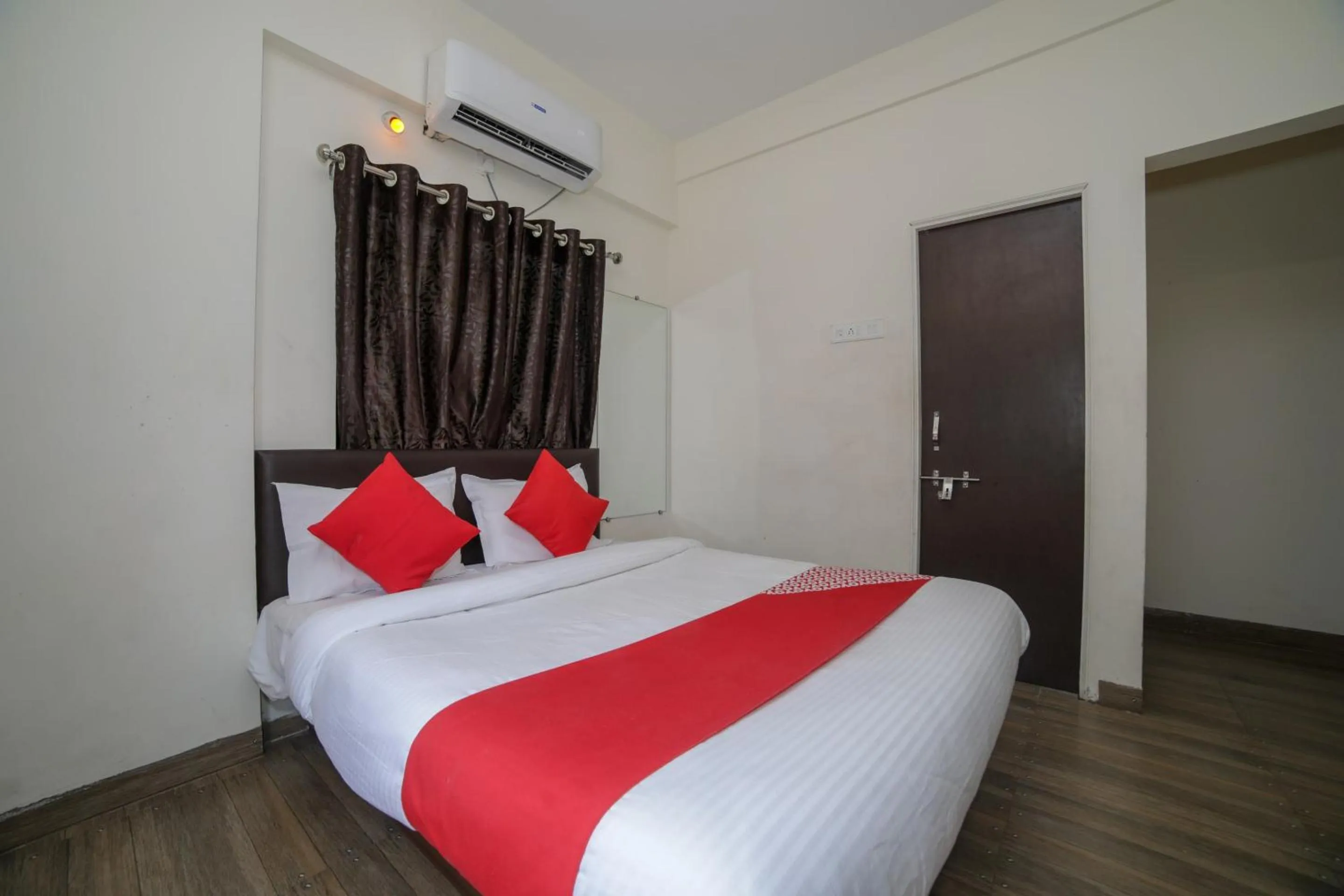 Bedroom, Bed in Hotel Shelter