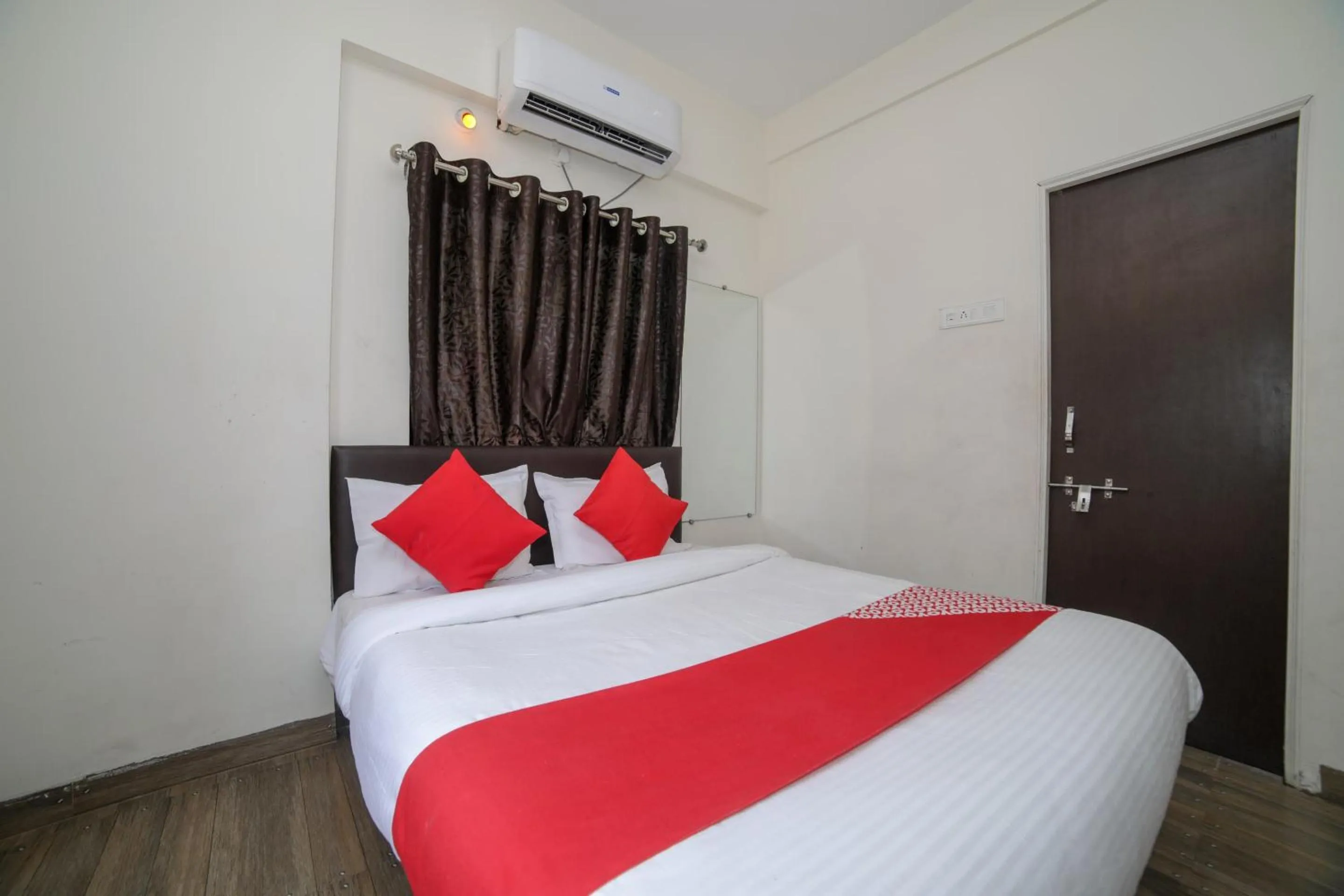 Bedroom, Bed in Hotel Shelter