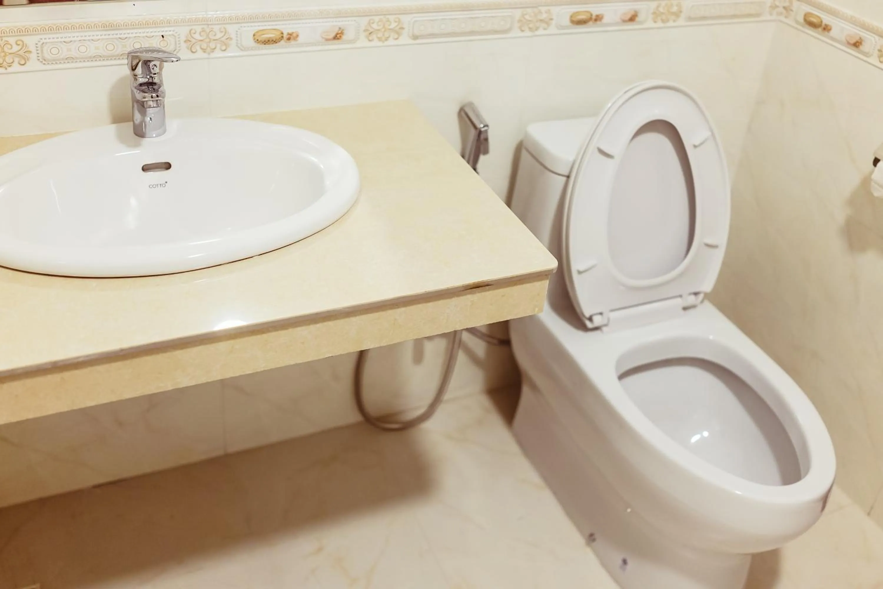 Bathroom in Douangpraseuth Hotel