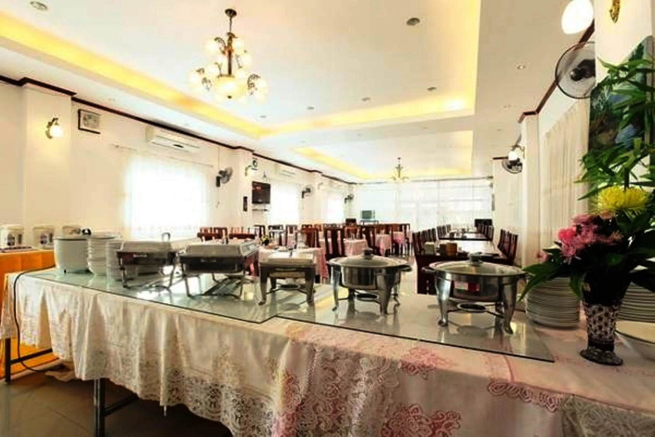 Restaurant/places to eat in Douangpraseuth Hotel