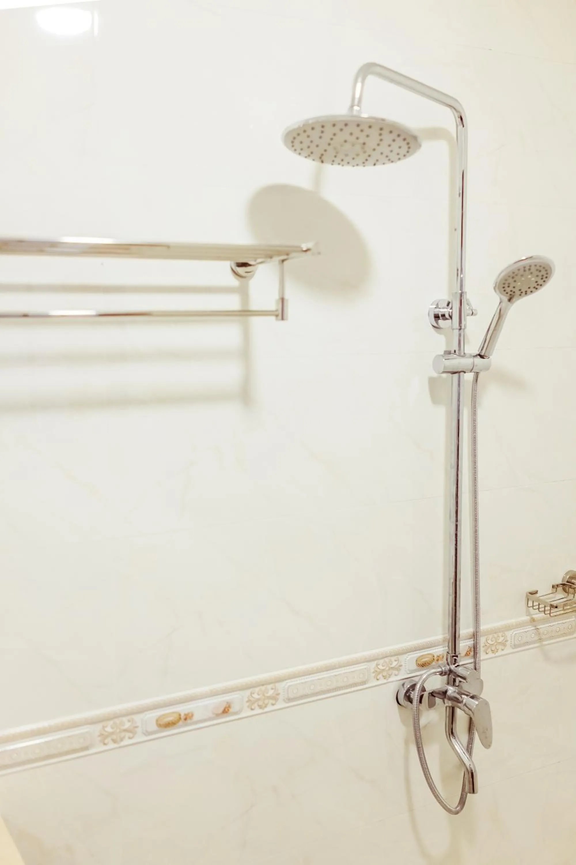 Shower in Douangpraseuth Hotel