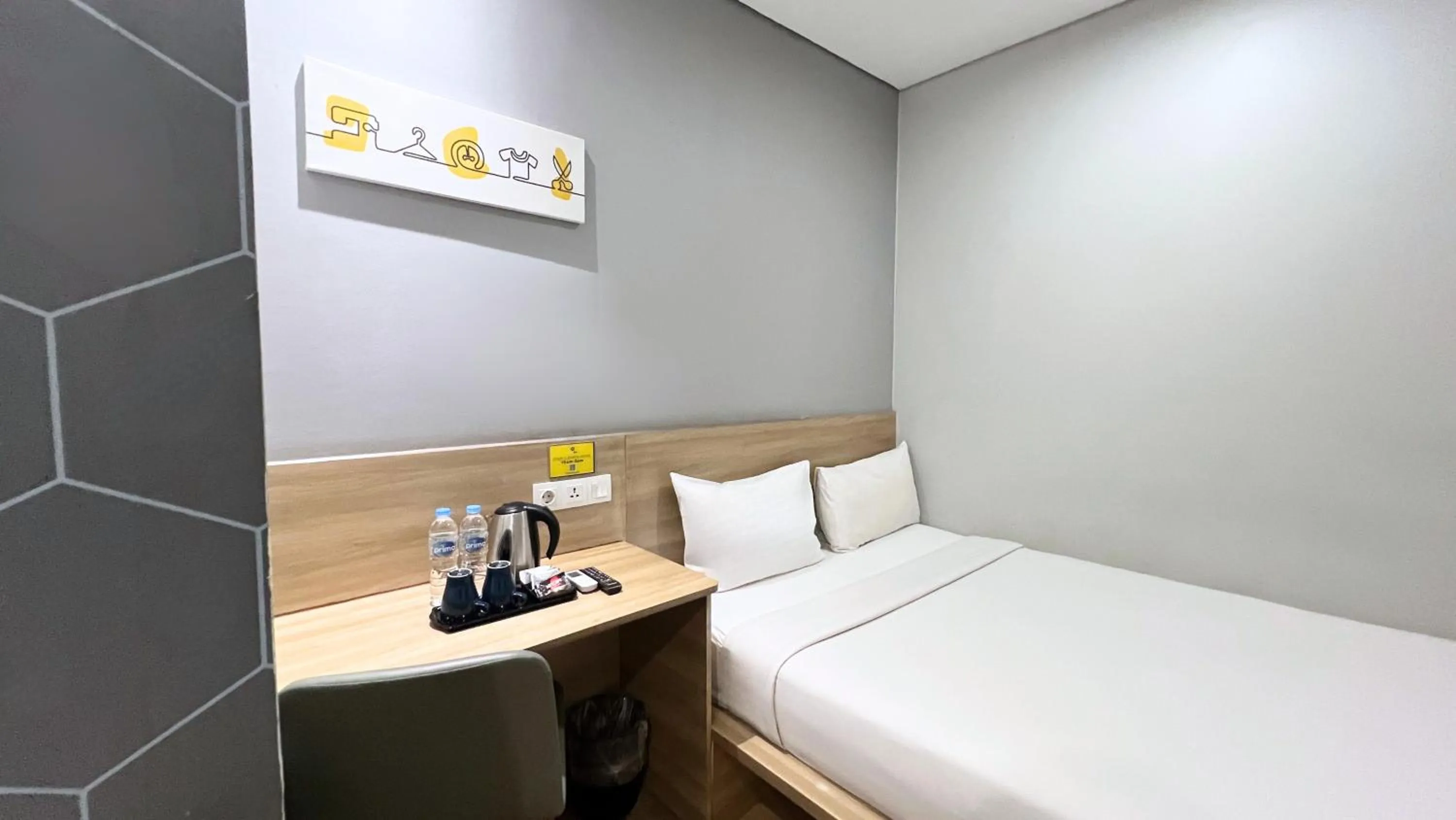 Bedroom, Bed in Yellow Bee Tanah Abang