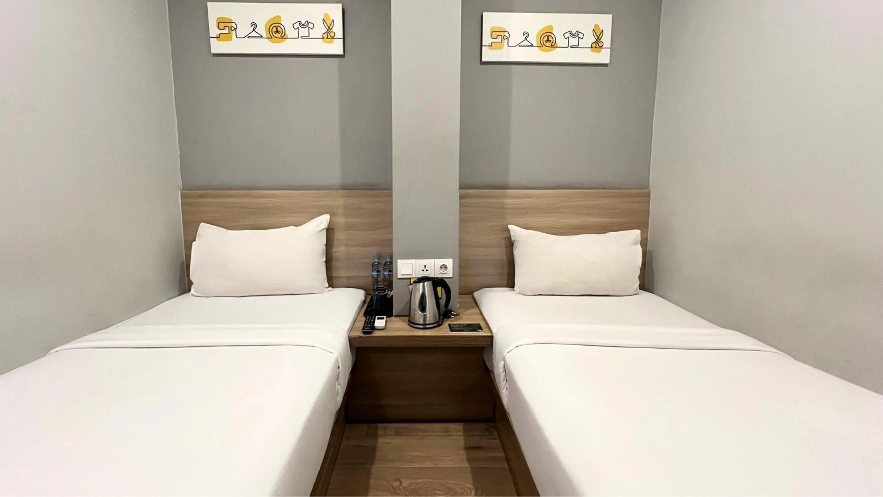 Bedroom, Bed in Yellow Bee Tanah Abang