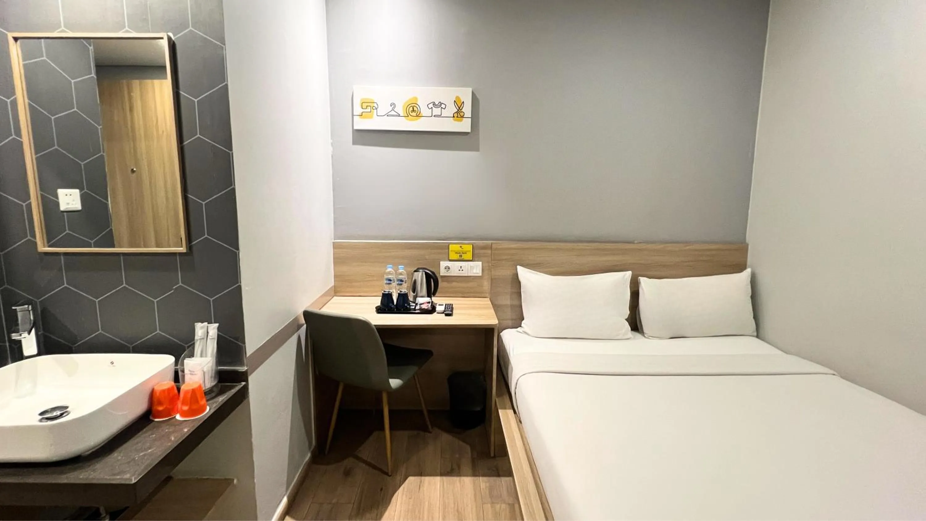 Bedroom, Bed in Yellow Bee Tanah Abang