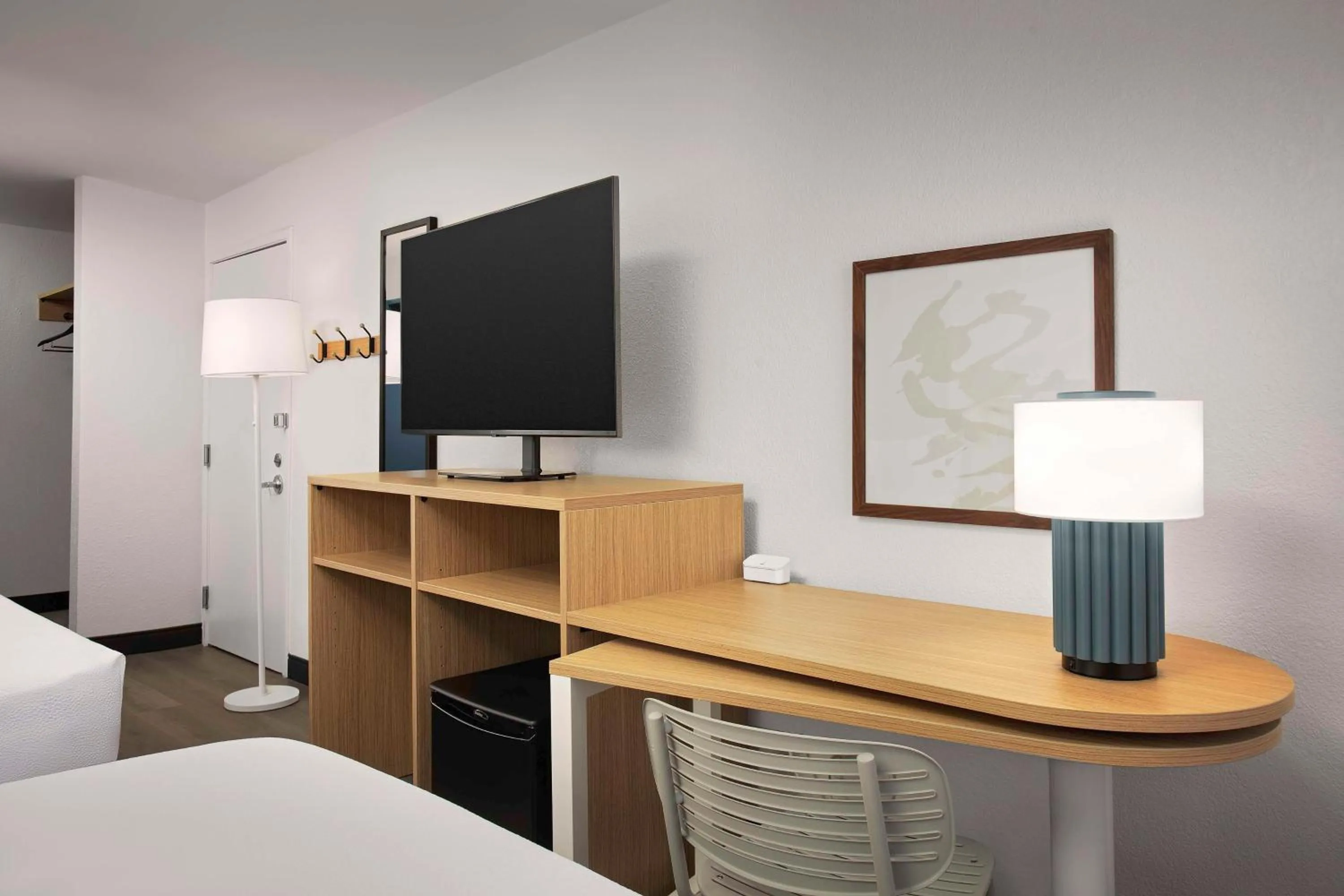 TV and multimedia, Bed in Spark by Hilton Atlanta Cumberland Ballpark